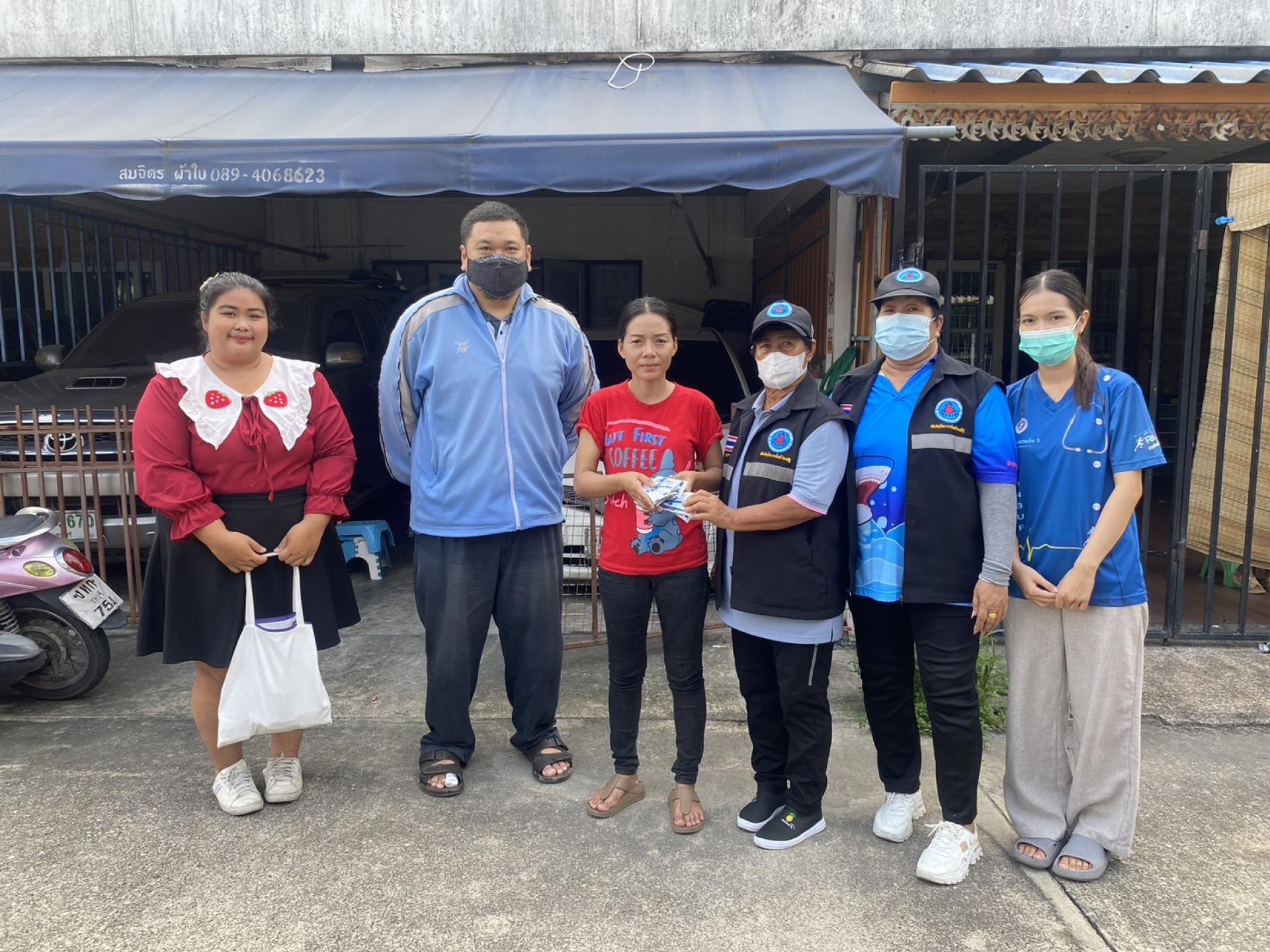 กองสาธารณสุขและสิ่งแวดล้อม ดำเนินการพ่นหมอกควันควบคุมโรคไข้เลือดออก ในพื้นที่ ม.2 ตำบลดอนหัวฬ่อ อำเภอเมืองชลบุรี จังหวัดชลบุรี