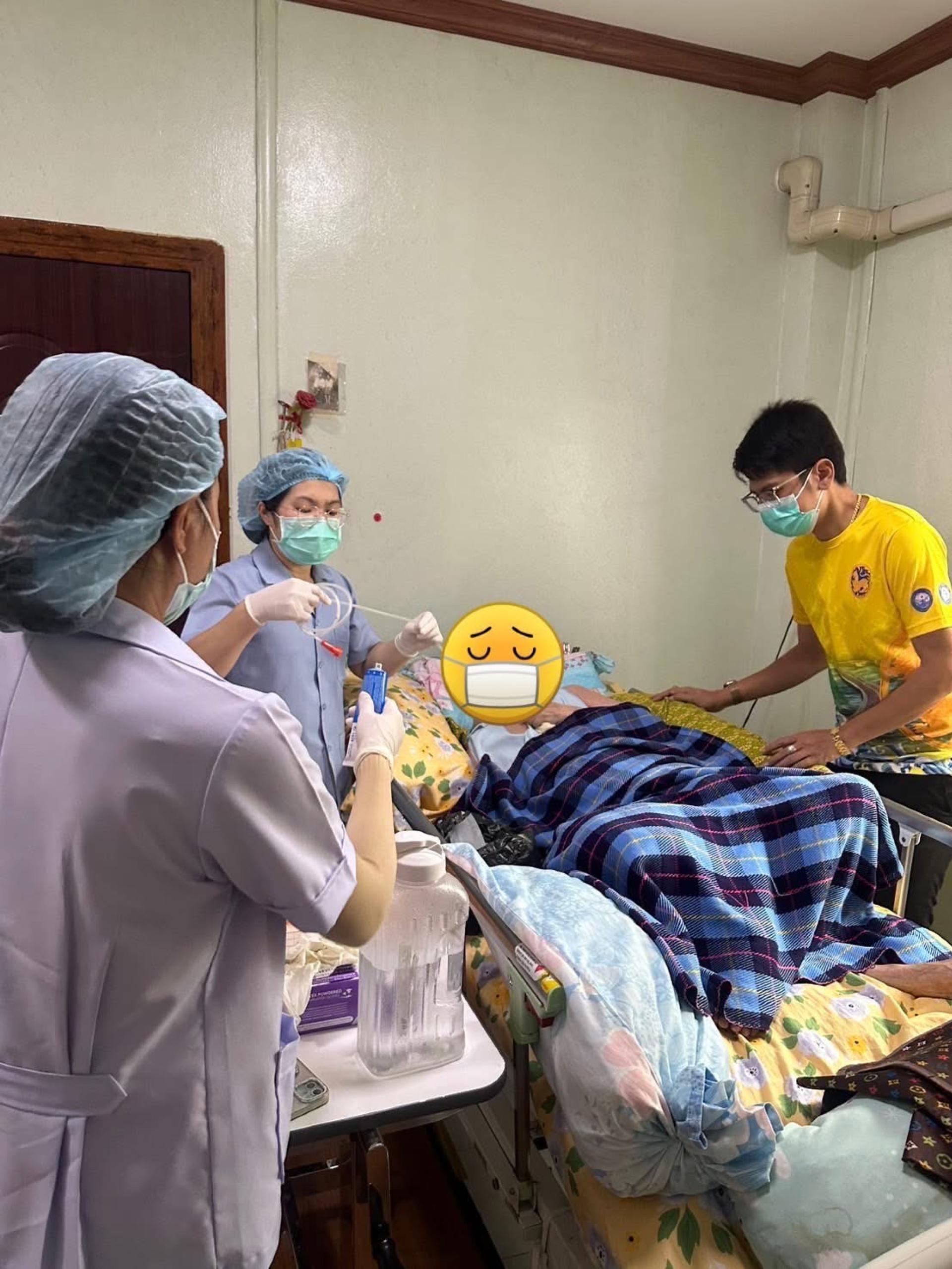 กองสาธารณสุขและสิ่งแวดล้อม ออกให้บริการตรวจเยี่ยมผู้ป่วยติดเตียง เพื่อติดตามอาการ และเปลี่ยนสายให้อาหารทางจมูก ณ หมู่ที่ 3