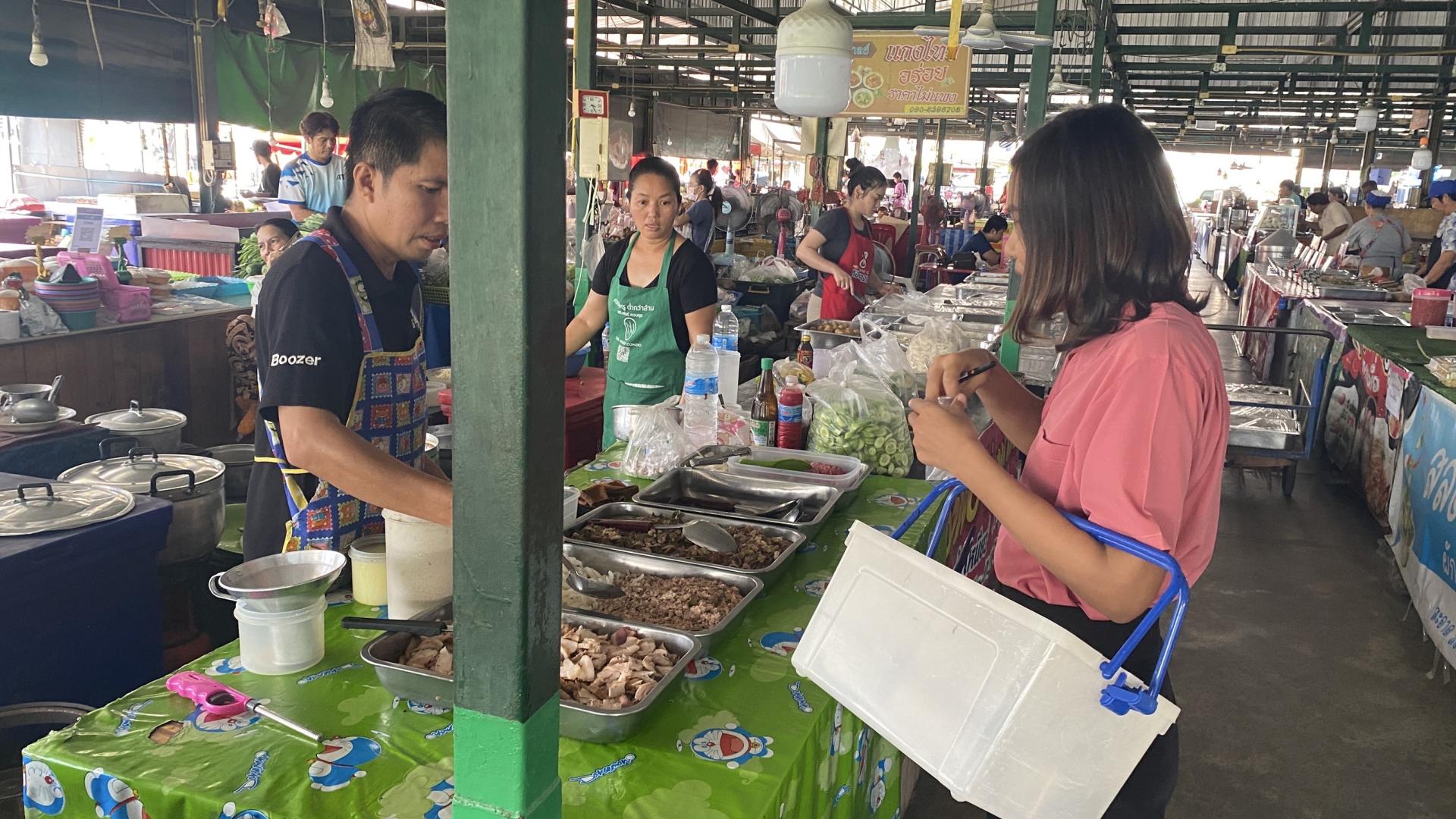 กองสาธารณสุขและสิ่งแวดล้อม ดำเนินการสุ่มตรวจเก็บตัวอย่างอาหาร ณ ตลาดสดยิ่งรวย เพื่อตรวจหาสารปนเปื้อนในอาหาร 