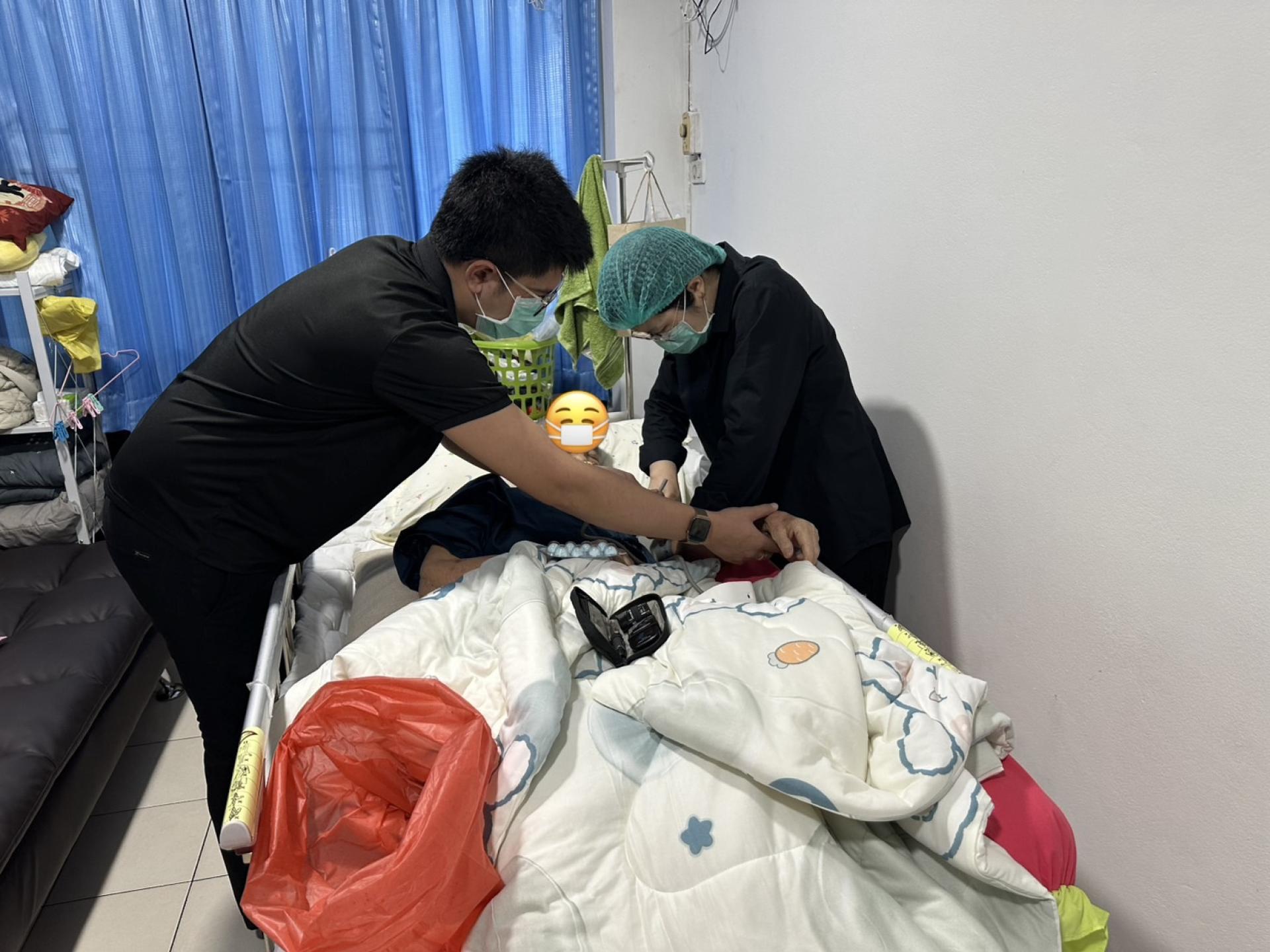 กองสาธารณสุขและสิ่งแวดล้อม ดำเนินการเยี่ยมผู้ป่วยติดเตียง เพื่อติดตามอาการน้ำตาลในเลือดต่ำ