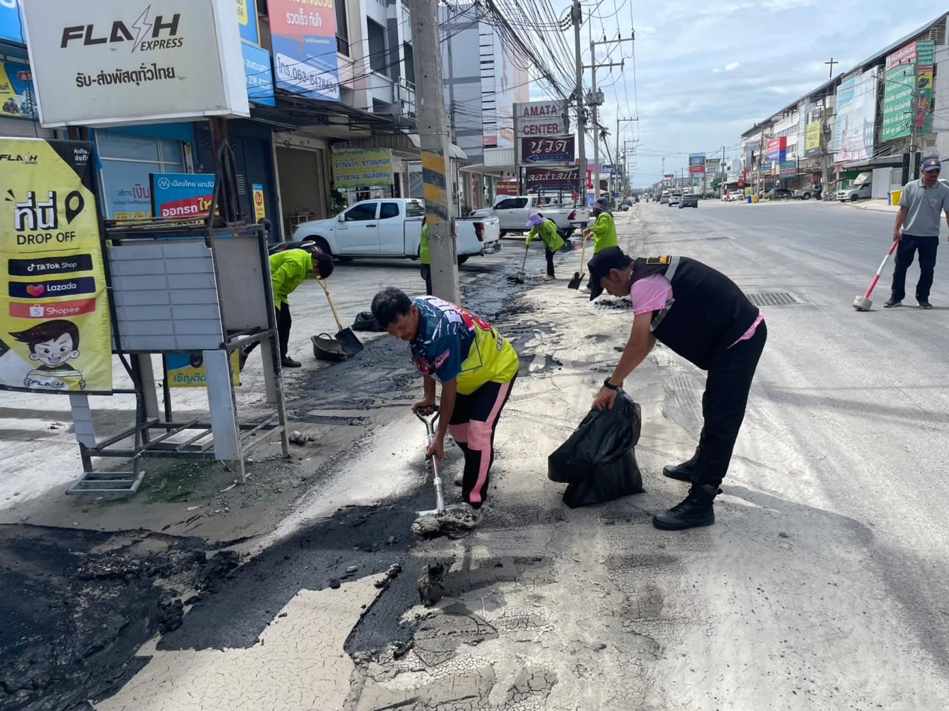 ดำเนินการล้างทำความสะอาดพื้นถนนบริเวณคลองสามวา