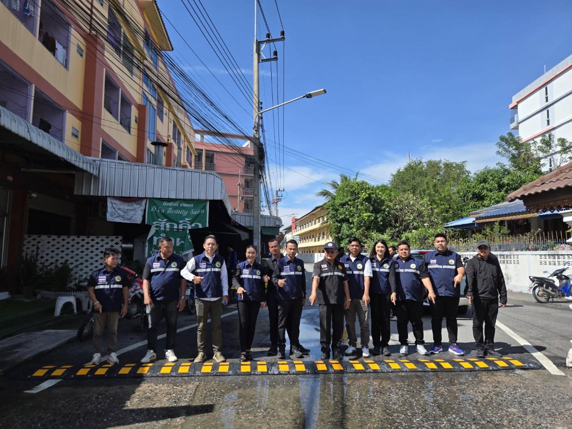 ลงพื้นที่ติดตั้งเนินชะลอความเร็ว เพื่อป้องกันและลดอัตราการเกิดอุบัติเหตุภายในซอย