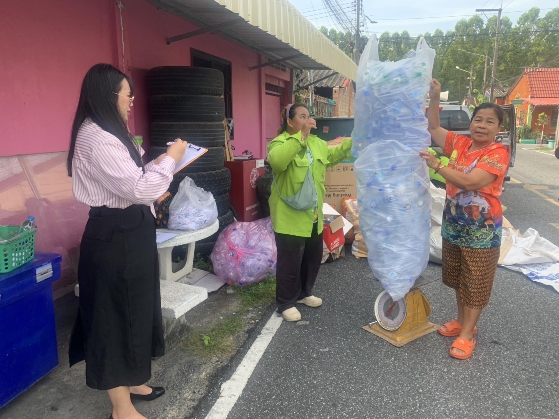 กองสาธารณสุขและสิ่งแวดล้อม ดำเนินกิจกรรมขยะรีไซเคิลแลกไข่ในชุมชน ณ หมู่บ้านสุขใจวิลล่า 1 หมู่ที่ 1 ประจำเดือนสิงหาคม