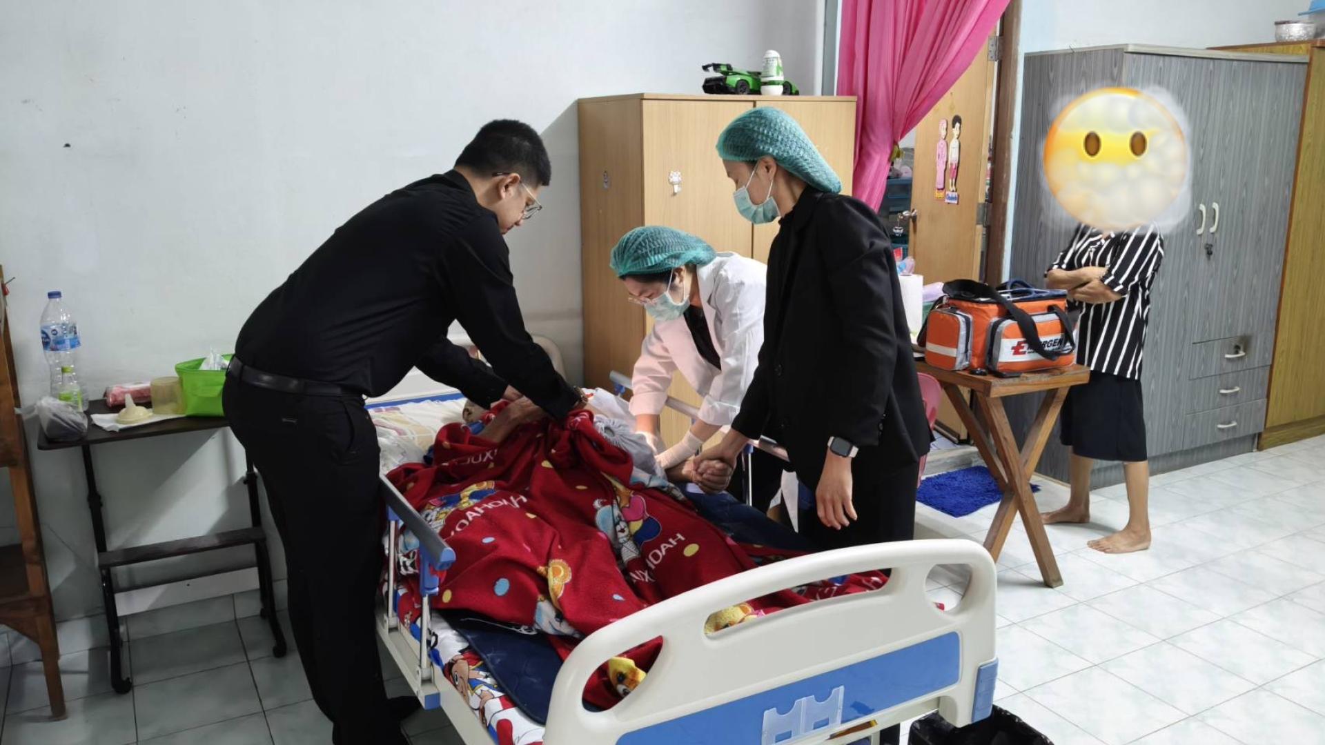 กองสาธารณสุขและสิ่งแวดล้อม ออกให้บริการเยี่ยมผู้ป่วยติดเตียง เพื่อติดตามอาการ 