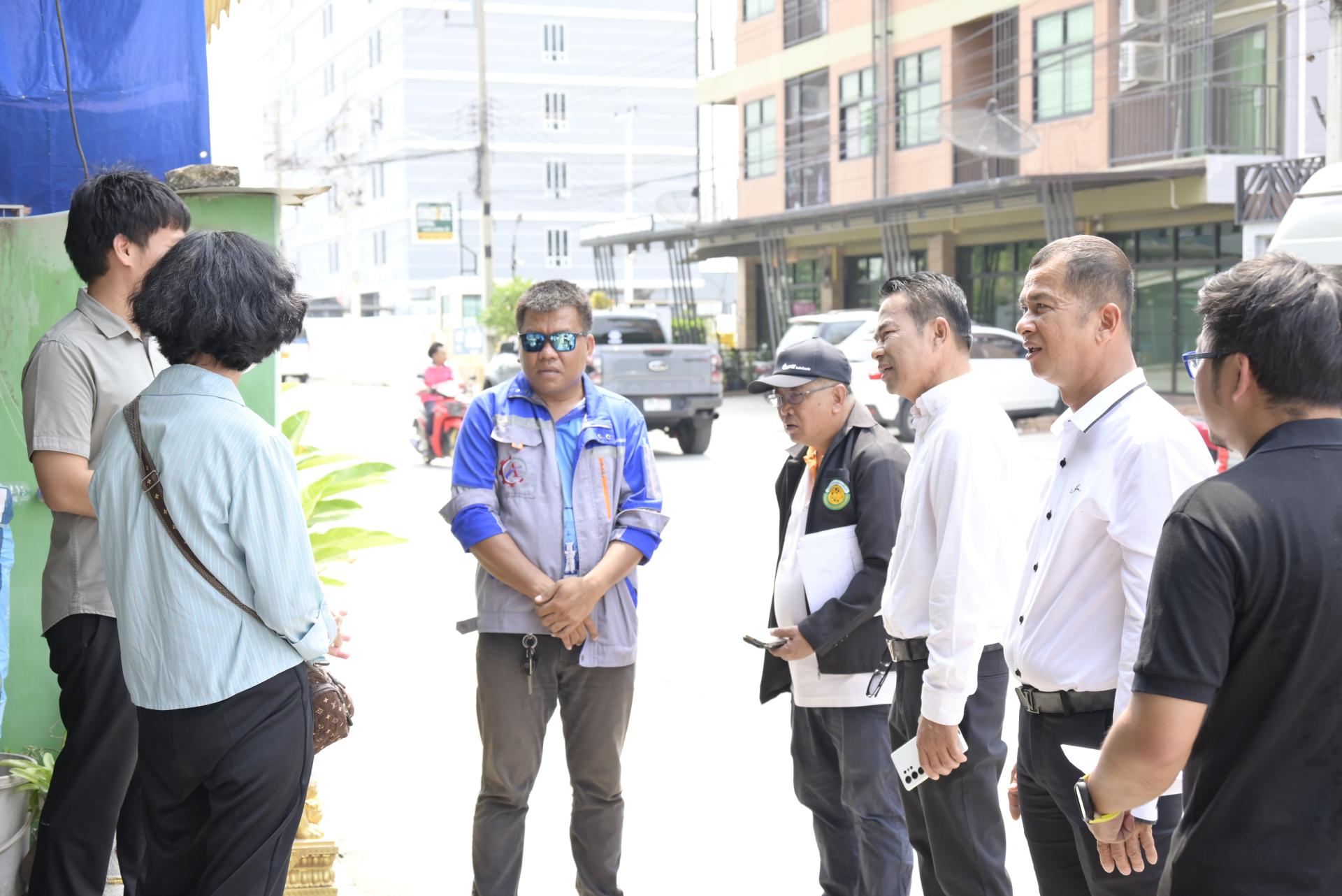 ลงพื้นที่ตรวจสอบความเรียบร้อยในการดำเนินโครงการปรับปรุงผิวจราจรแอสฟัลท์ติกคอนกรีต พร้อมวางท่อระบายน้ำ ค.ส.ล. ชนิดท่อเหลี่ยม (Box Culvert) บริเวณถนนซอยเรืองอร่าม หมู่ที่ 6 - หมู่ที่ 7 ตำบลดอนหัวฬ่อ