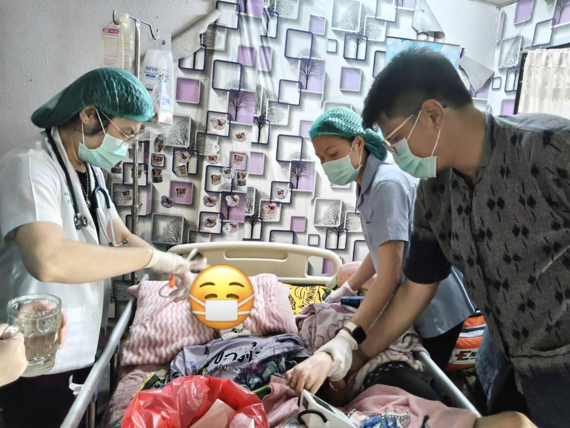 ดำเนินการเยี่ยมผู้ป่วยติดเตียง เพื่อติดตามอาการ และเปลี่ยนสายให้อาหารทางจมูกให้กับผู้ป่วย