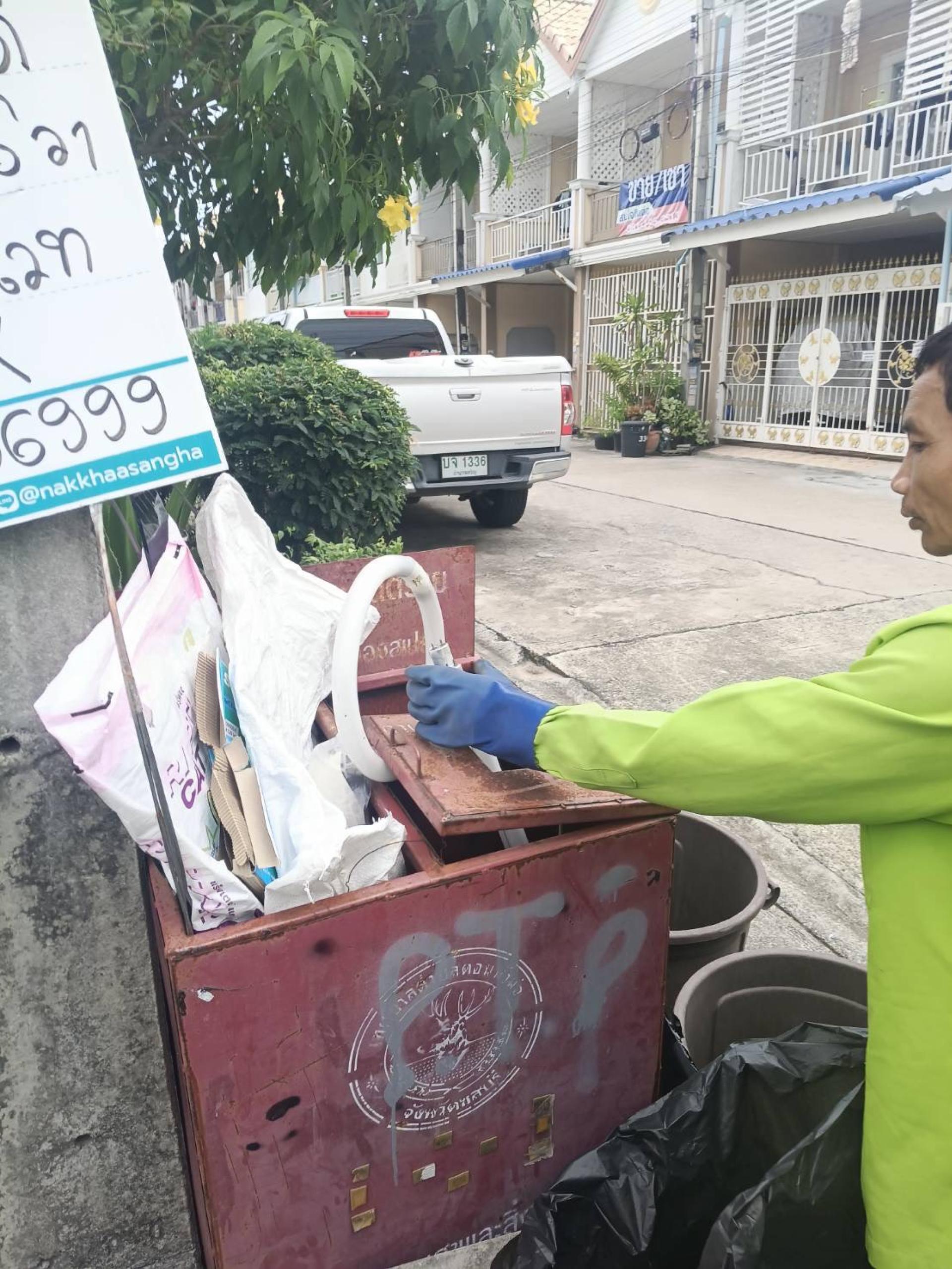 กองสาธารณสุขและสิ่งแวดล้อม ดำเนินการจัดเก็บขยะอันตราย ในเขตพื้นที่ตำบลดอนหัวฬ่อ 