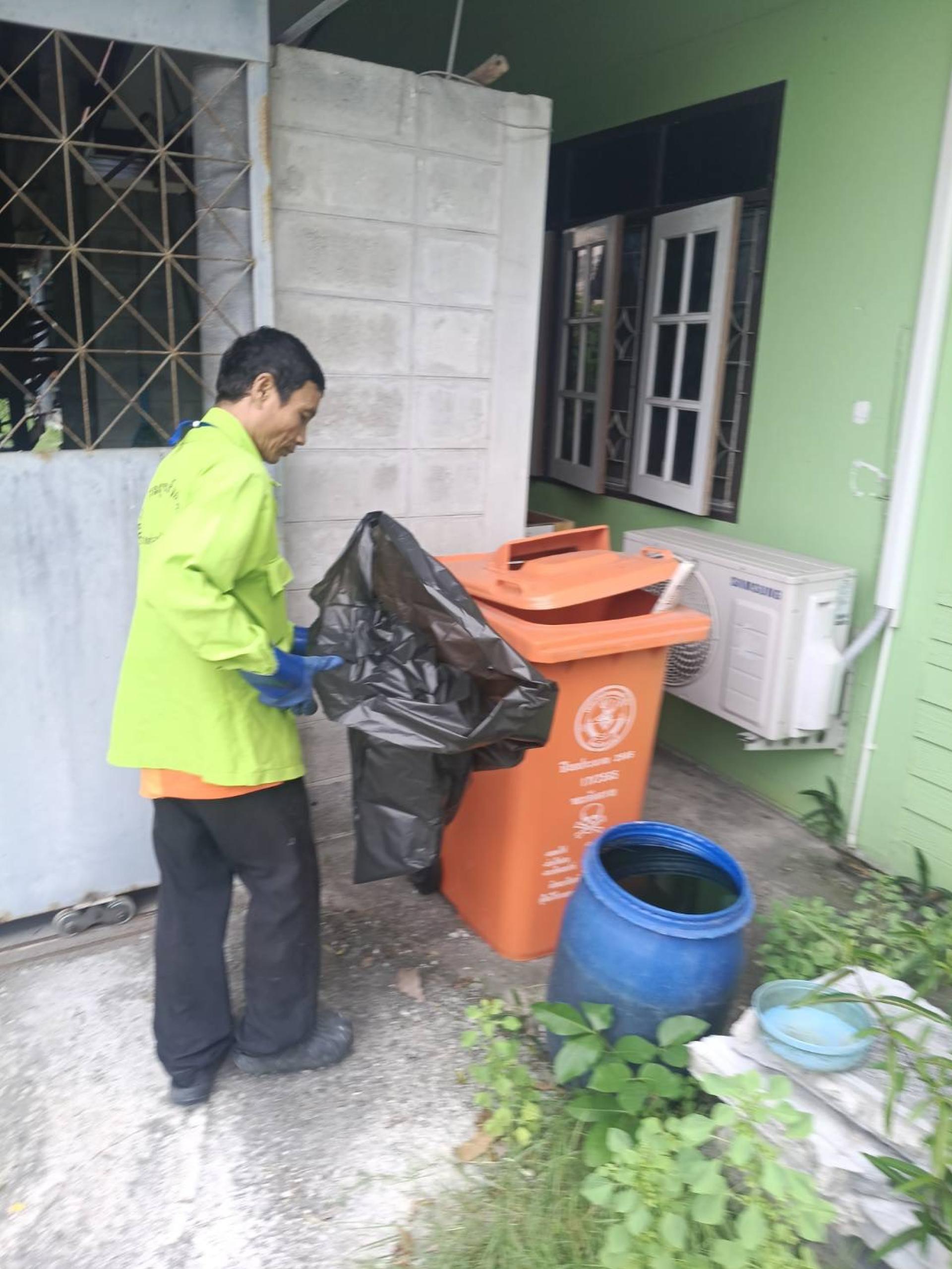 กองสาธารณสุขและสิ่งแวดล้อม ดำเนินการจัดเก็บขยะอันตราย ในเขตพื้นที่ตำบลดอนหัวฬ่อ 