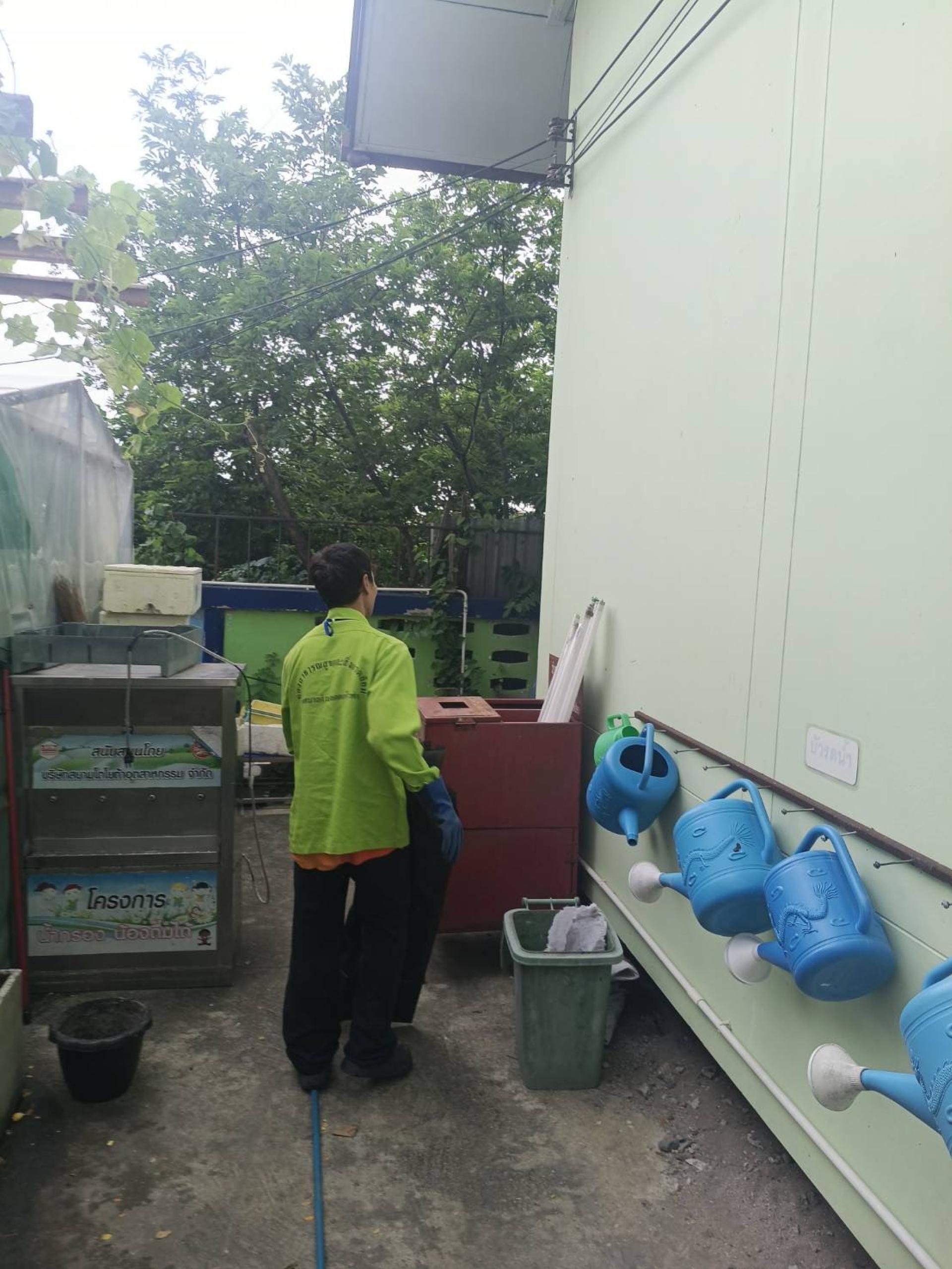 กองสาธารณสุขและสิ่งแวดล้อม ดำเนินการจัดเก็บขยะอันตราย ในเขตพื้นที่ตำบลดอนหัวฬ่อ 