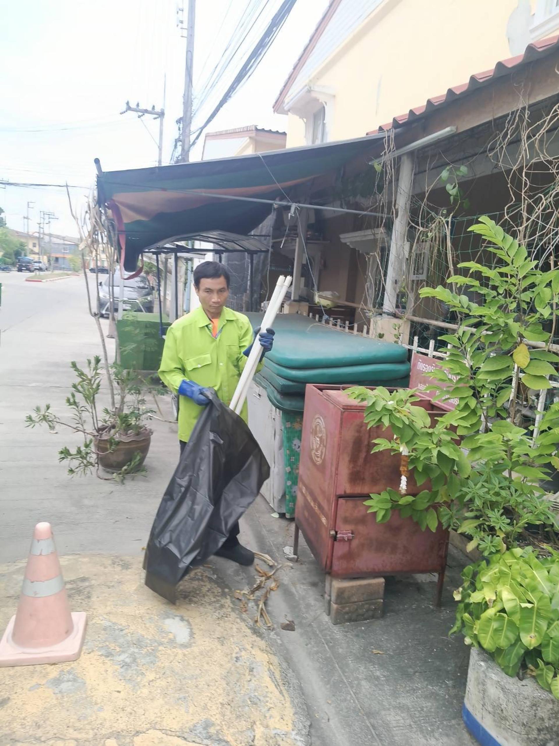 กองสาธารณสุขและสิ่งแวดล้อม ดำเนินการจัดเก็บขยะอันตราย ในเขตพื้นที่ตำบลดอนหัวฬ่อ 
