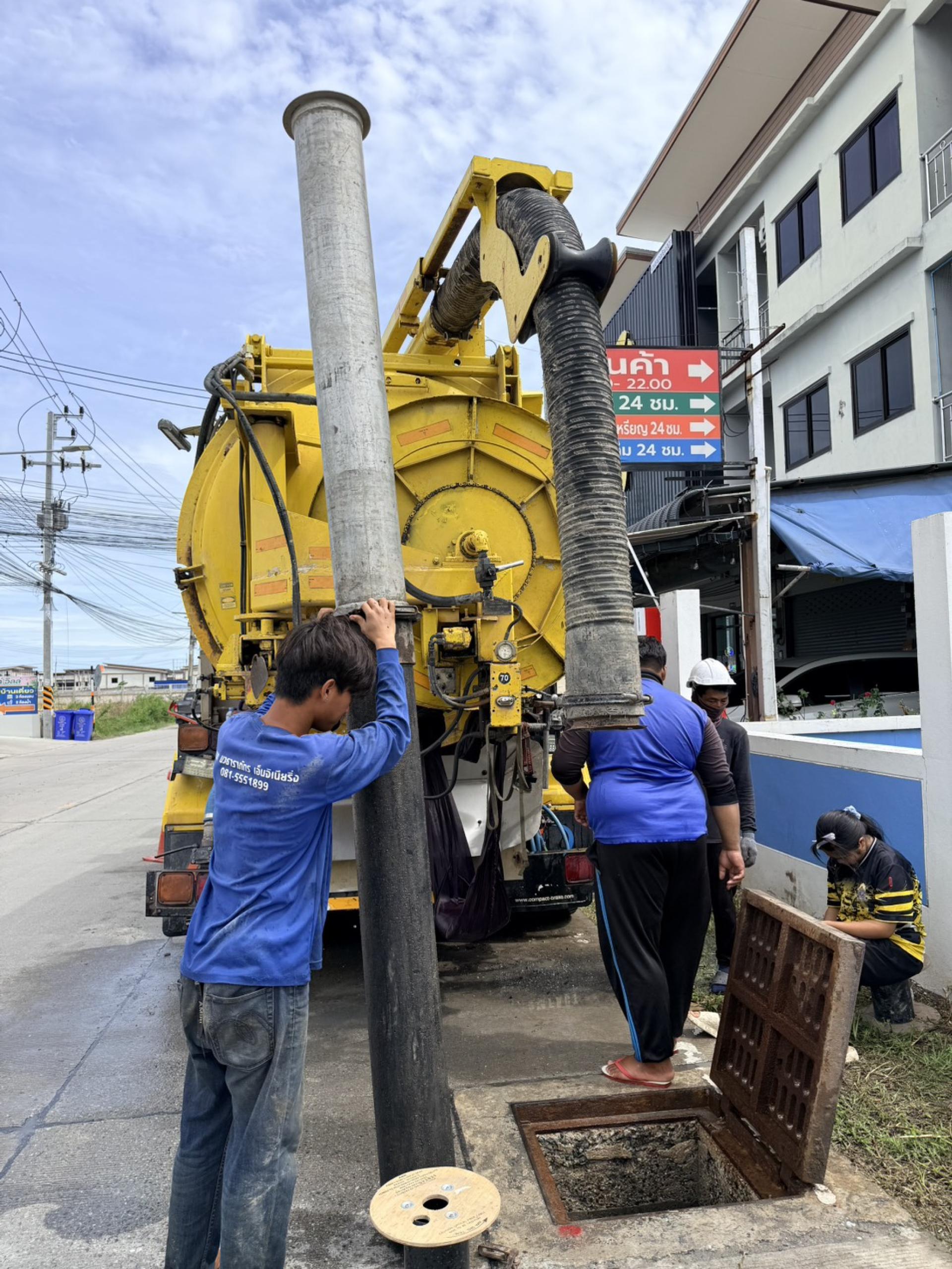 กองสาธารณสุขและสิ่งแวดล้อม ดำเนินการตรวจสอบติดตามการปฏิบัติงานดูดฉีดล้างท่อระบายน้ำ