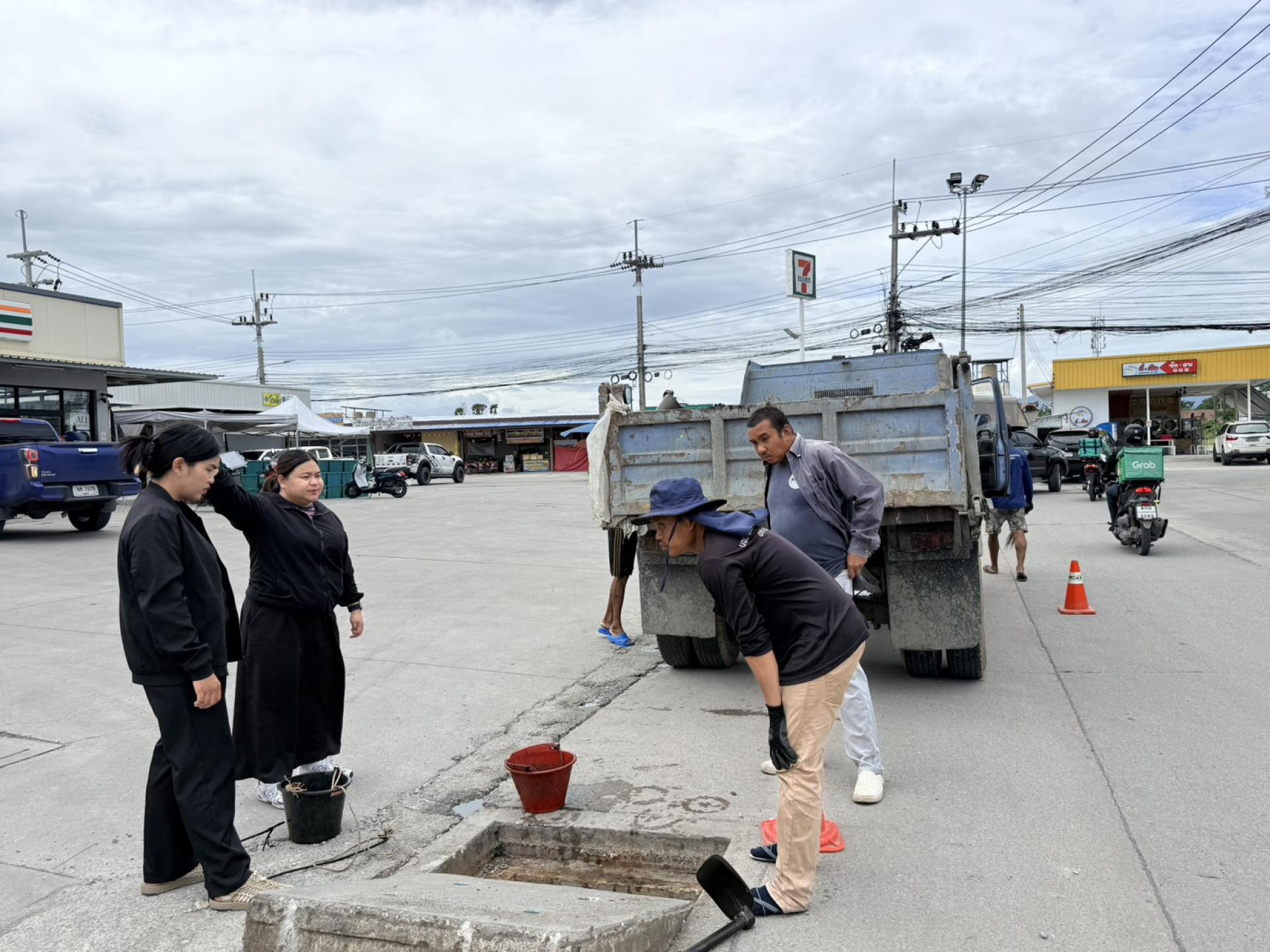 กองสาธารณสุขและสิ่งแวดล้อม ดำเนินการตรวจสอบติดตามการปฏิบัติงานดูดฉีดล้างท่อระบายน้ำ
