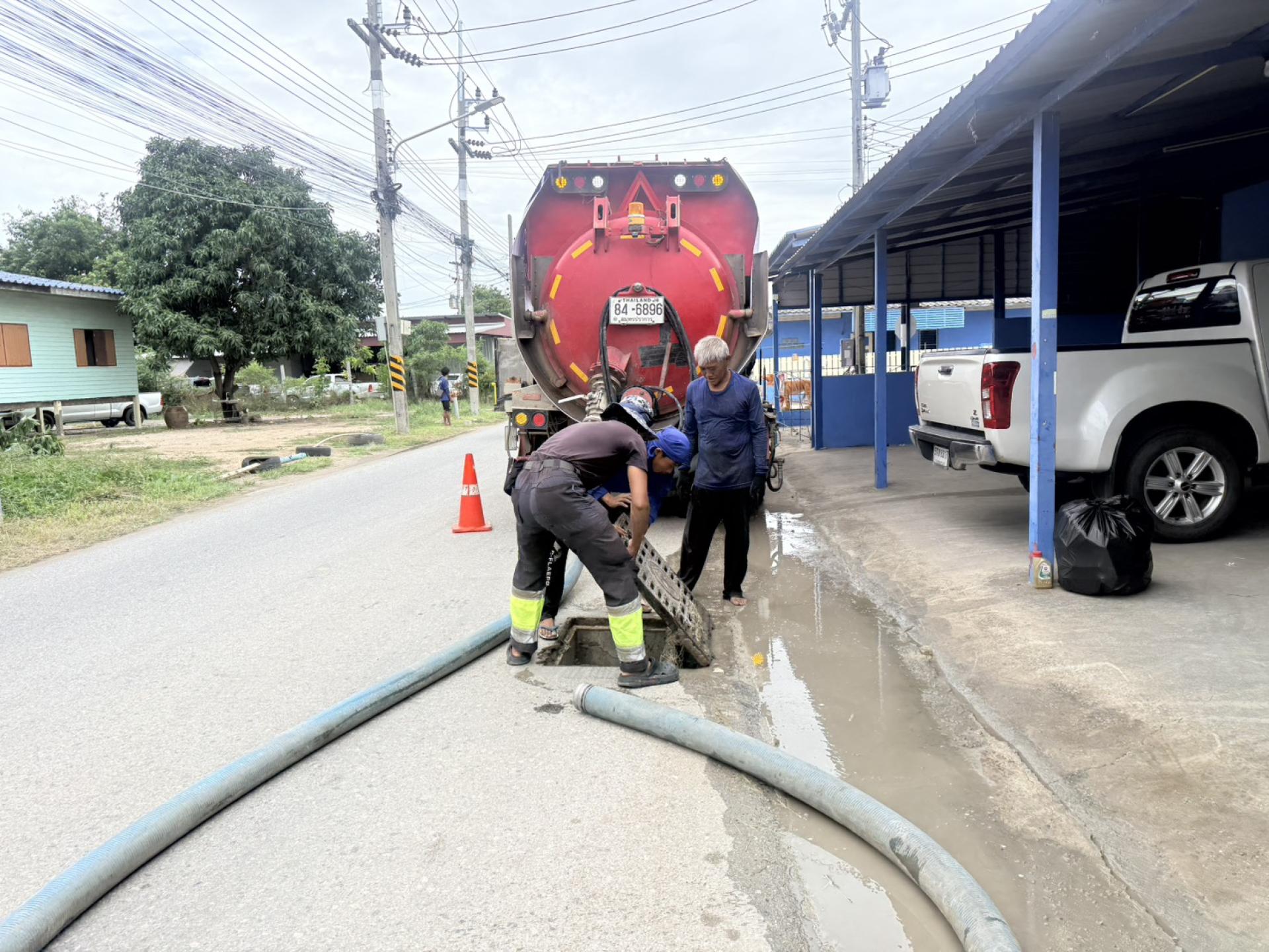 กองสาธารณสุขและสิ่งแวดล้อม ดำเนินการตรวจสอบติดตามการปฏิบัติงานดูดฉีดล้างท่อระบายน้ำ