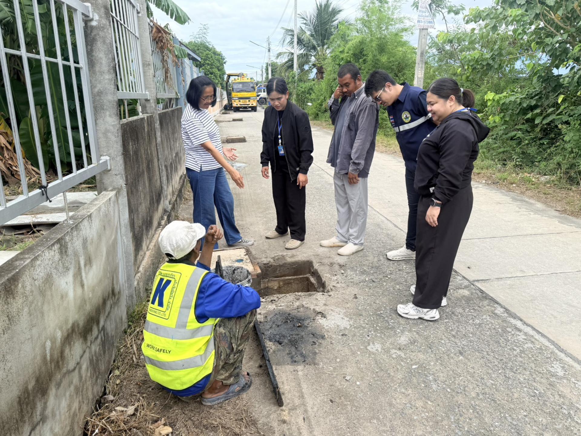 กองสาธารณสุขและสิ่งแวดล้อม ดำเนินการตรวจสอบติดตามการปฏิบัติงานดูดฉีดล้างท่อระบายน้ำ