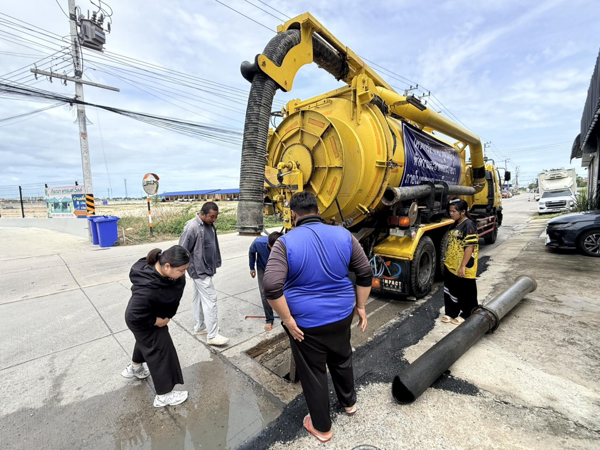 กองสาธารณสุขและสิ่งแวดล้อม ดำเนินการตรวจสอบติดตามการปฏิบัติงานดูดฉีดล้างท่อระบายน้ำ