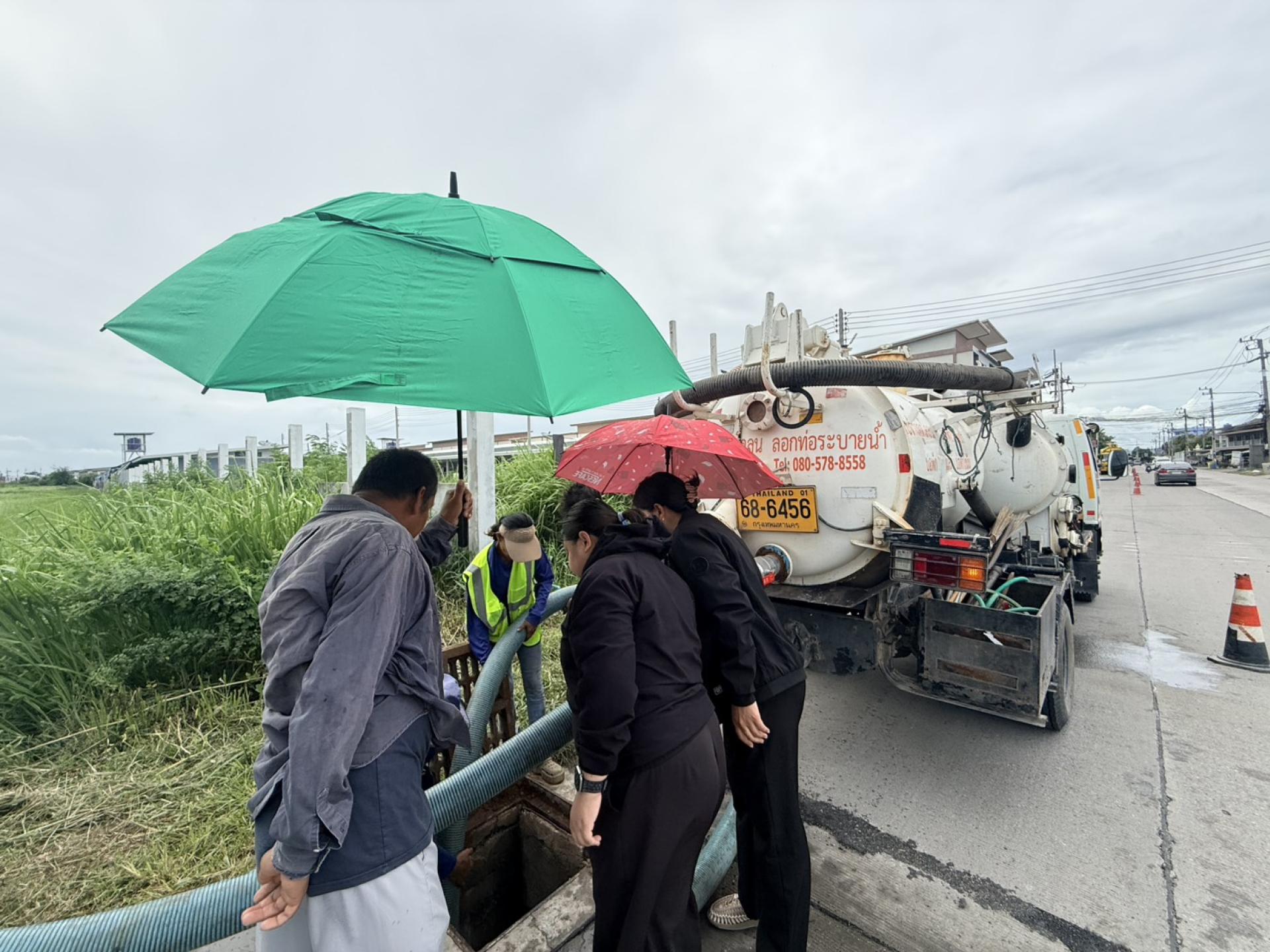 กองสาธารณสุขและสิ่งแวดล้อม ดำเนินการตรวจสอบติดตามการปฏิบัติงานดูดฉีดล้างท่อระบายน้ำ
