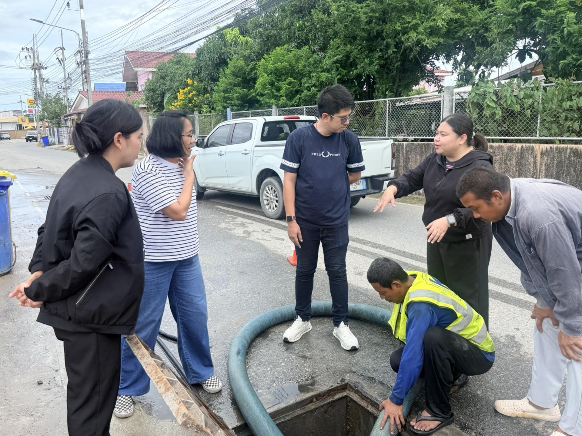 กองสาธารณสุขและสิ่งแวดล้อม ดำเนินการตรวจสอบติดตามการปฏิบัติงานดูดฉีดล้างท่อระบายน้ำ