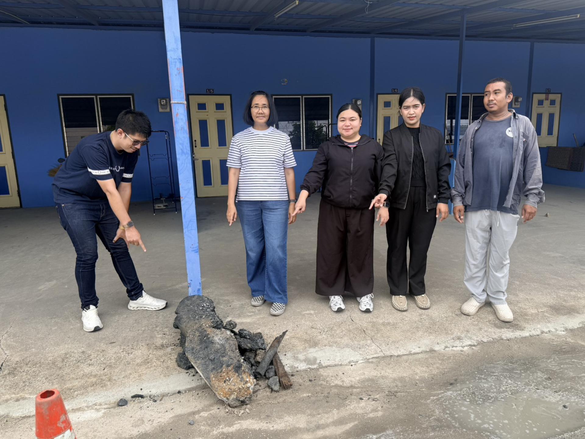 กองสาธารณสุขและสิ่งแวดล้อม ดำเนินการตรวจสอบติดตามการปฏิบัติงานดูดฉีดล้างท่อระบายน้ำ