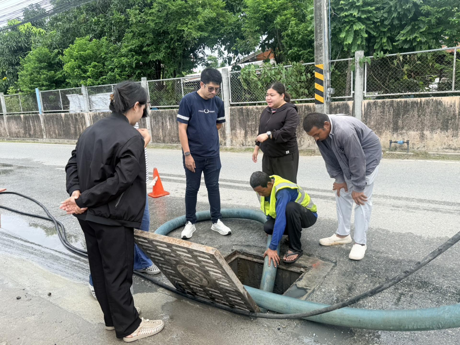 กองสาธารณสุขและสิ่งแวดล้อม ดำเนินการตรวจสอบติดตามการปฏิบัติงานดูดฉีดล้างท่อระบายน้ำ