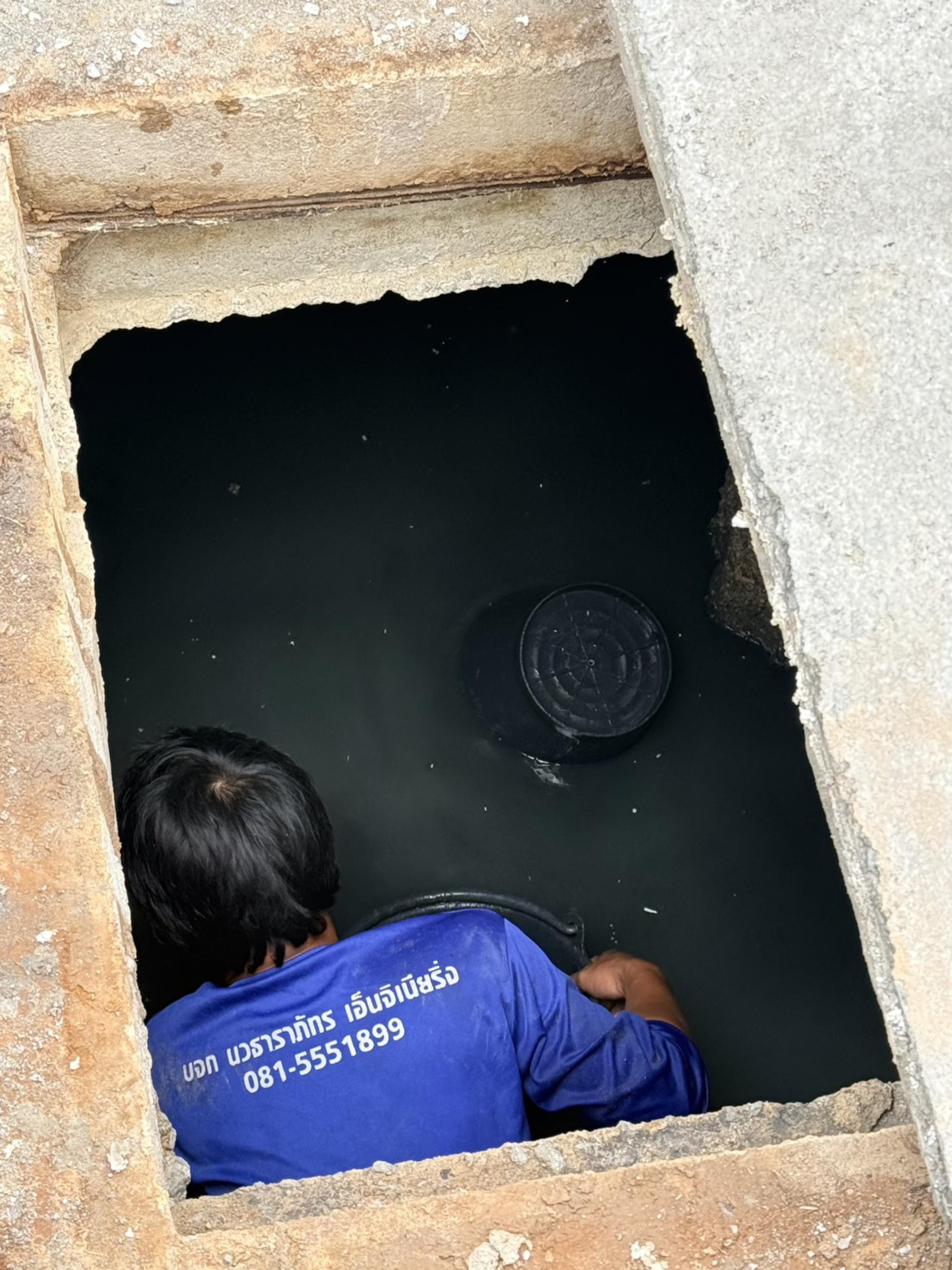 กองสาธารณสุขและสิ่งแวดล้อม ดำเนินการตรวจสอบติดตามการปฏิบัติงานดูดฉีดล้างท่อระบายน้ำ