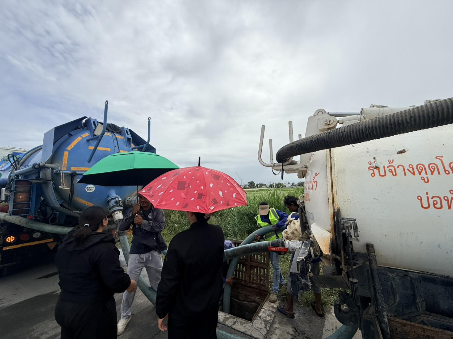 กองสาธารณสุขและสิ่งแวดล้อม ดำเนินการตรวจสอบติดตามการปฏิบัติงานดูดฉีดล้างท่อระบายน้ำ