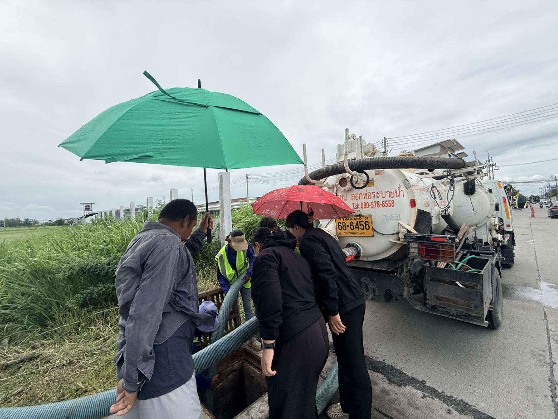 กองสาธารณสุขและสิ่งแวดล้อม ดำเนินการตรวจสอบติดตามการปฏิบัติงานดูดฉีดล้างท่อระบายน้ำ