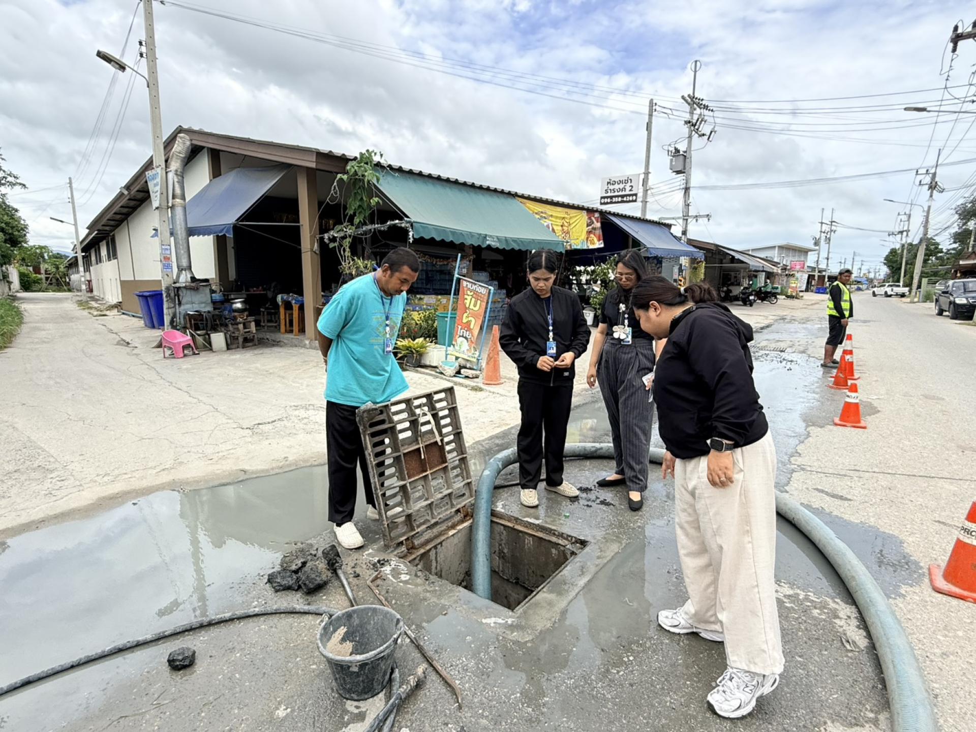 กองสาธารณสุขและสิ่งแวดล้อม ดำเนินการตรวจสอบติดตามการปฏิบัติงานดูดฉีดล้างท่อระบายน้ำ