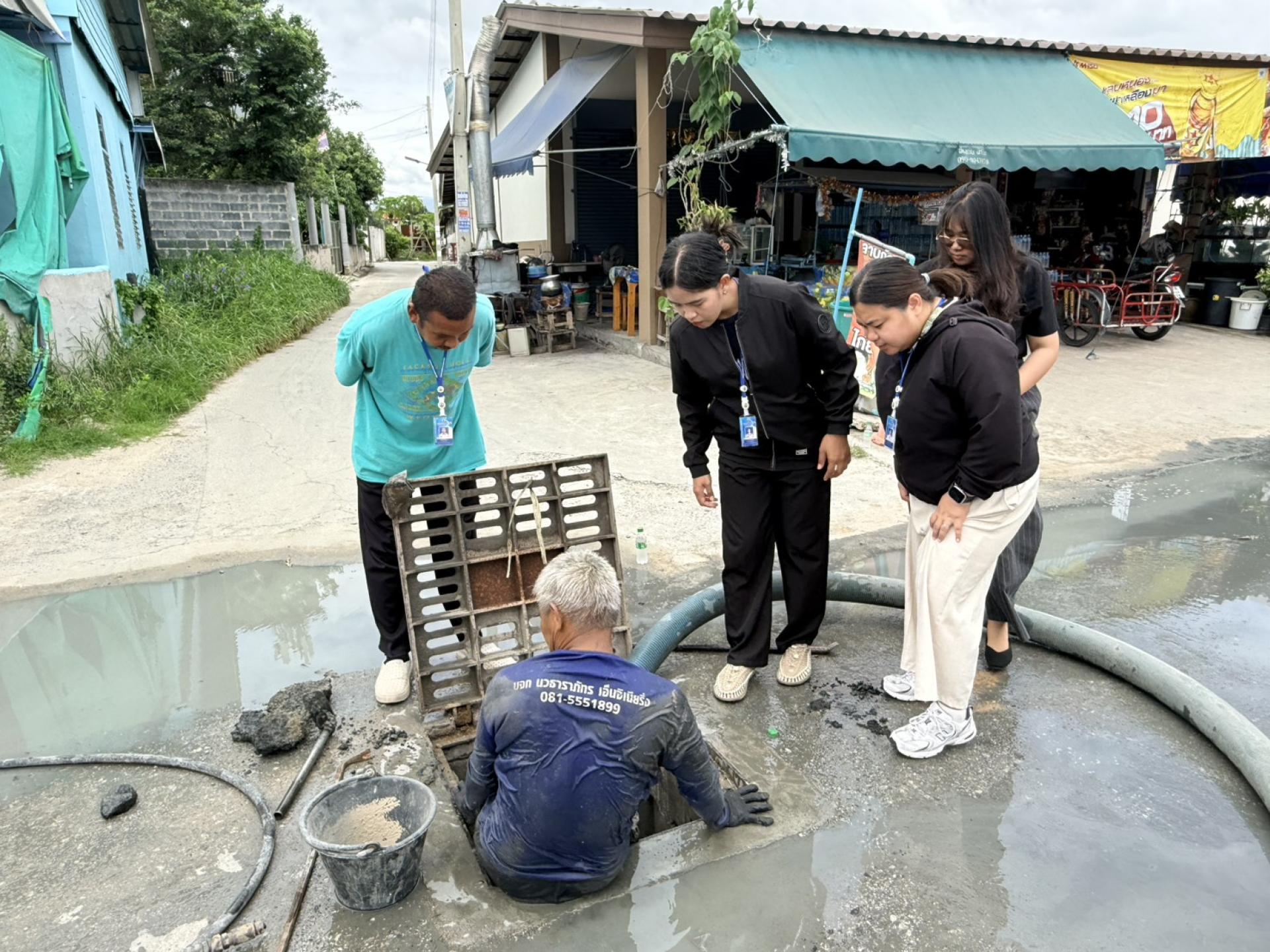 กองสาธารณสุขและสิ่งแวดล้อม ดำเนินการตรวจสอบติดตามการปฏิบัติงานดูดฉีดล้างท่อระบายน้ำ