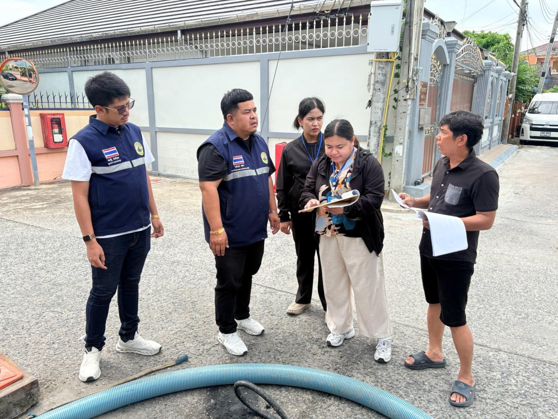 กองสาธารณสุขและสิ่งแวดล้อม ดำเนินการตรวจสอบติดตามการปฏิบัติงานดูดฉีดล้างท่อระบายน้ำ