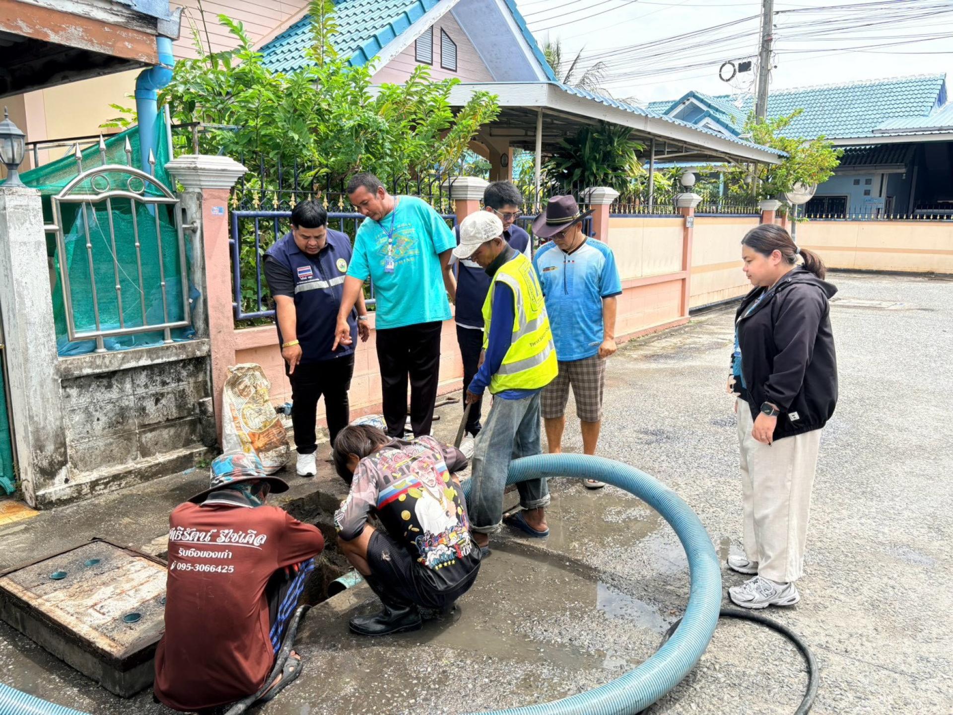 กองสาธารณสุขและสิ่งแวดล้อม ดำเนินการตรวจสอบติดตามการปฏิบัติงานดูดฉีดล้างท่อระบายน้ำ