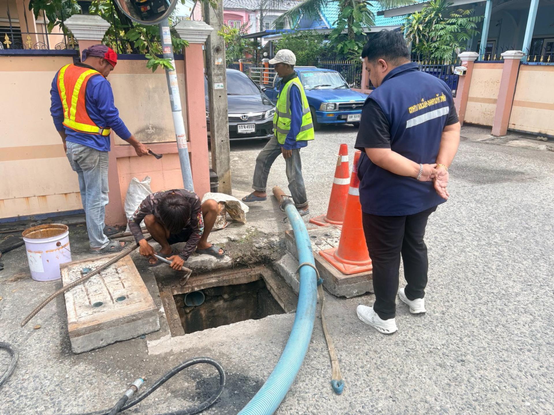 กองสาธารณสุขและสิ่งแวดล้อม ดำเนินการตรวจสอบติดตามการปฏิบัติงานดูดฉีดล้างท่อระบายน้ำ