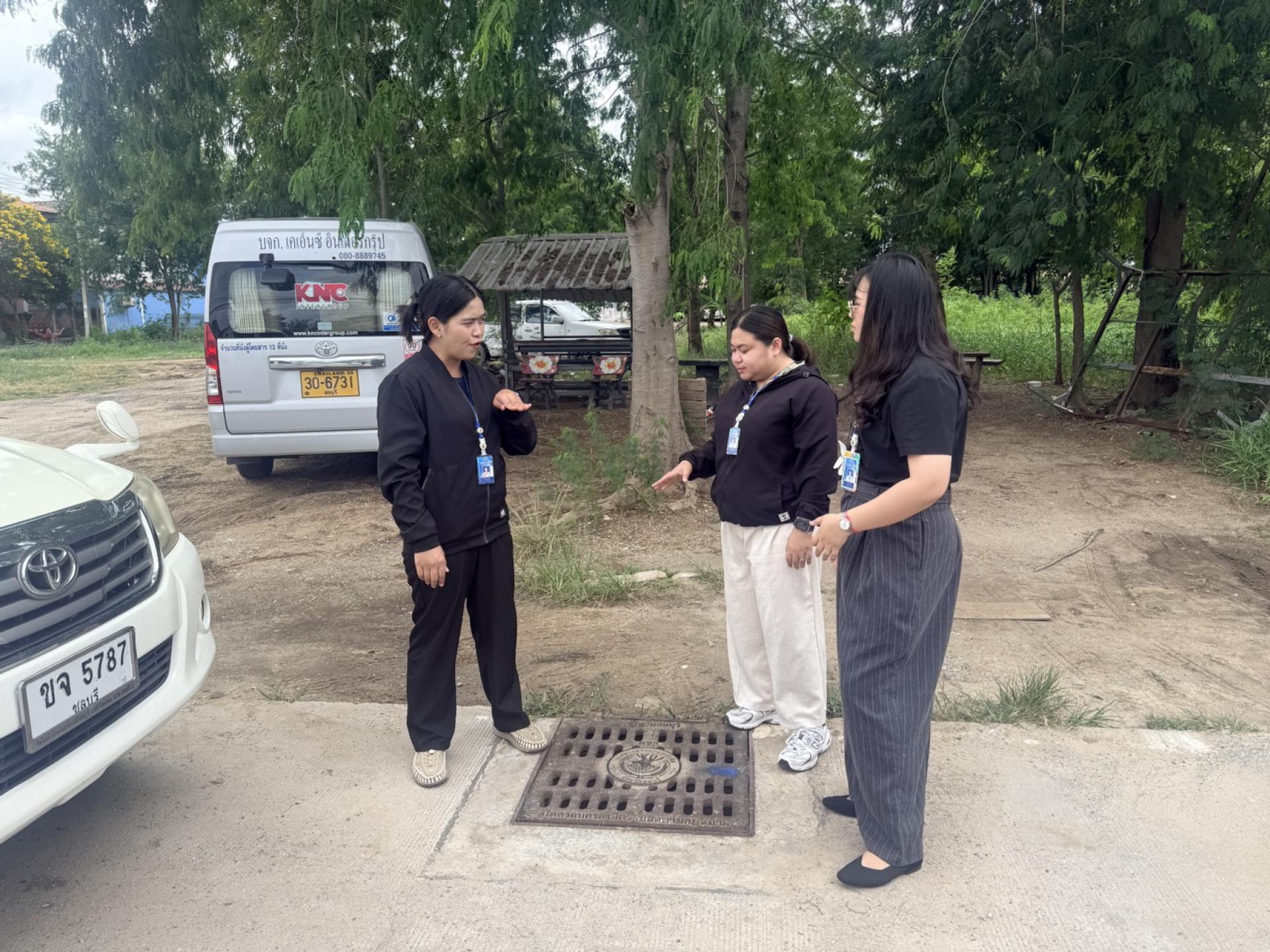 กองสาธารณสุขและสิ่งแวดล้อม ดำเนินการตรวจสอบติดตามการปฏิบัติงานดูดฉีดล้างท่อระบายน้ำ