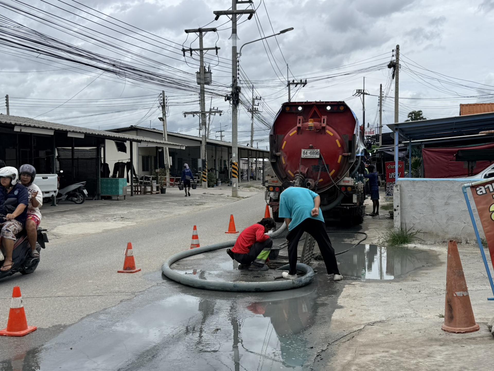 กองสาธารณสุขและสิ่งแวดล้อม ดำเนินการตรวจสอบติดตามการปฏิบัติงานดูดฉีดล้างท่อระบายน้ำ