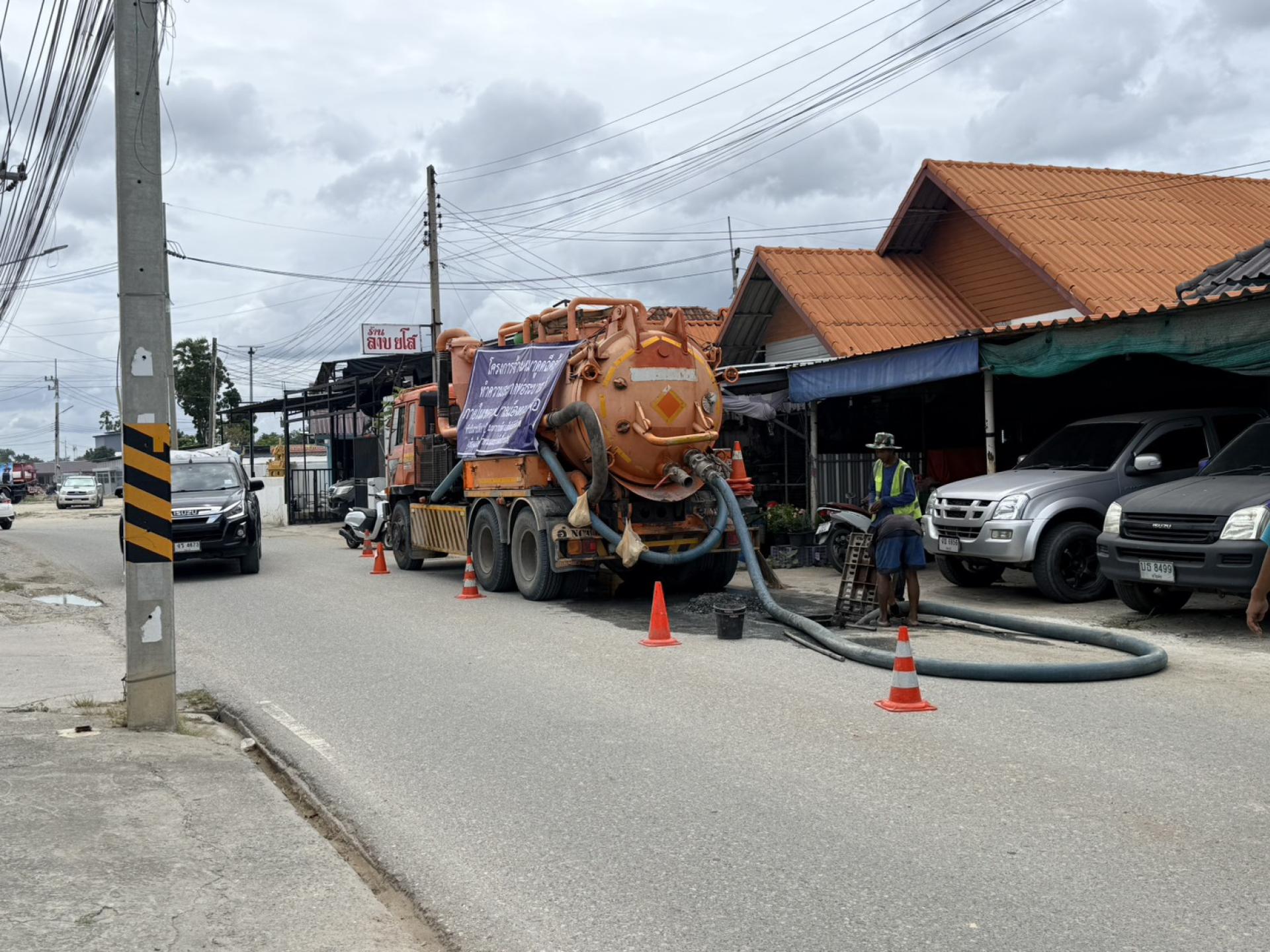 กองสาธารณสุขและสิ่งแวดล้อม ดำเนินการตรวจสอบติดตามการปฏิบัติงานดูดฉีดล้างท่อระบายน้ำ