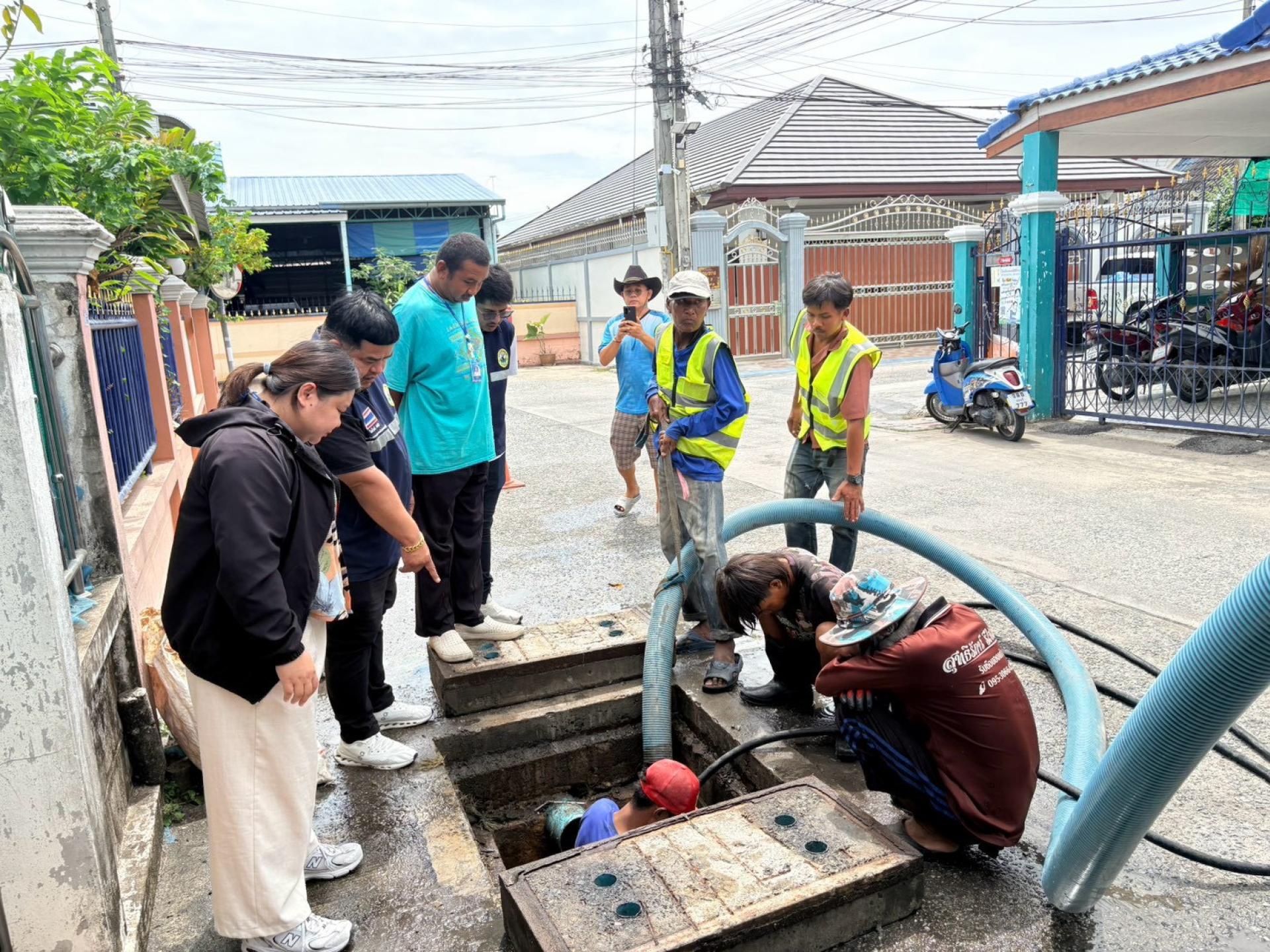 กองสาธารณสุขและสิ่งแวดล้อม ดำเนินการตรวจสอบติดตามการปฏิบัติงานดูดฉีดล้างท่อระบายน้ำ
