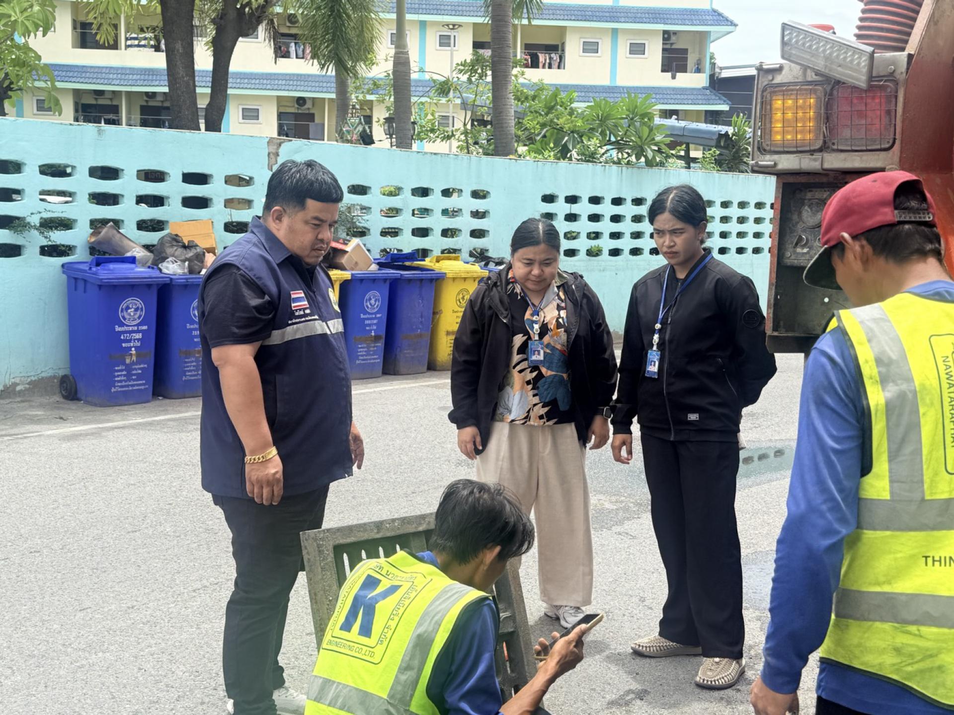 กองสาธารณสุขและสิ่งแวดล้อม ดำเนินการตรวจสอบติดตามการปฏิบัติงานดูดฉีดล้างท่อระบายน้ำ