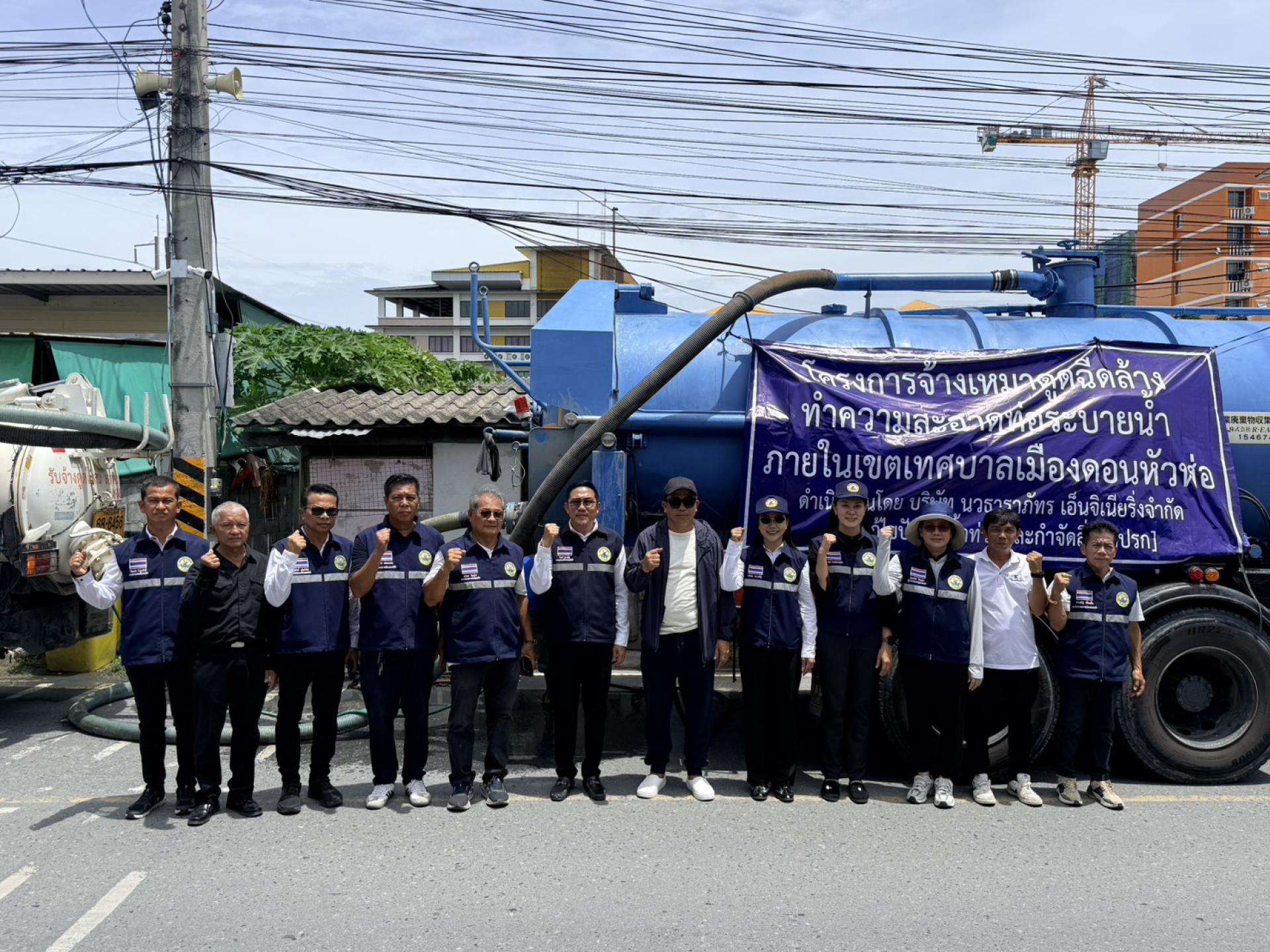 นายกเทศมนตรีเมืองดอนหัวฬ่อ พร้อมคณะผู้บริหารดำเนินการตรวจสอบติดตามการปฏิบัติงานดูดฉีดล้างท่อระบายน้ำ 