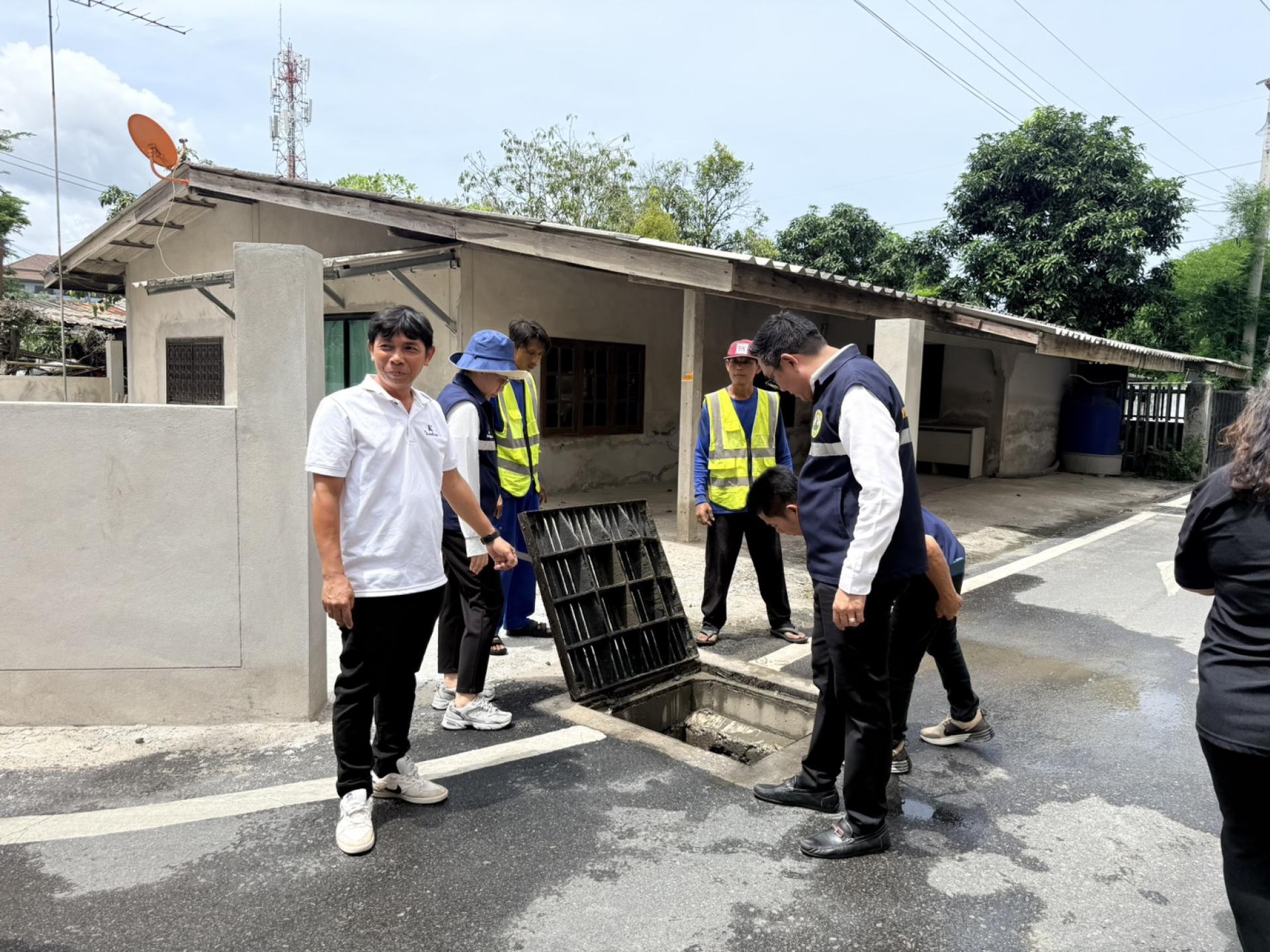 นายกเทศมนตรีเมืองดอนหัวฬ่อ พร้อมคณะผู้บริหารดำเนินการตรวจสอบติดตามการปฏิบัติงานดูดฉีดล้างท่อระบายน้ำ 