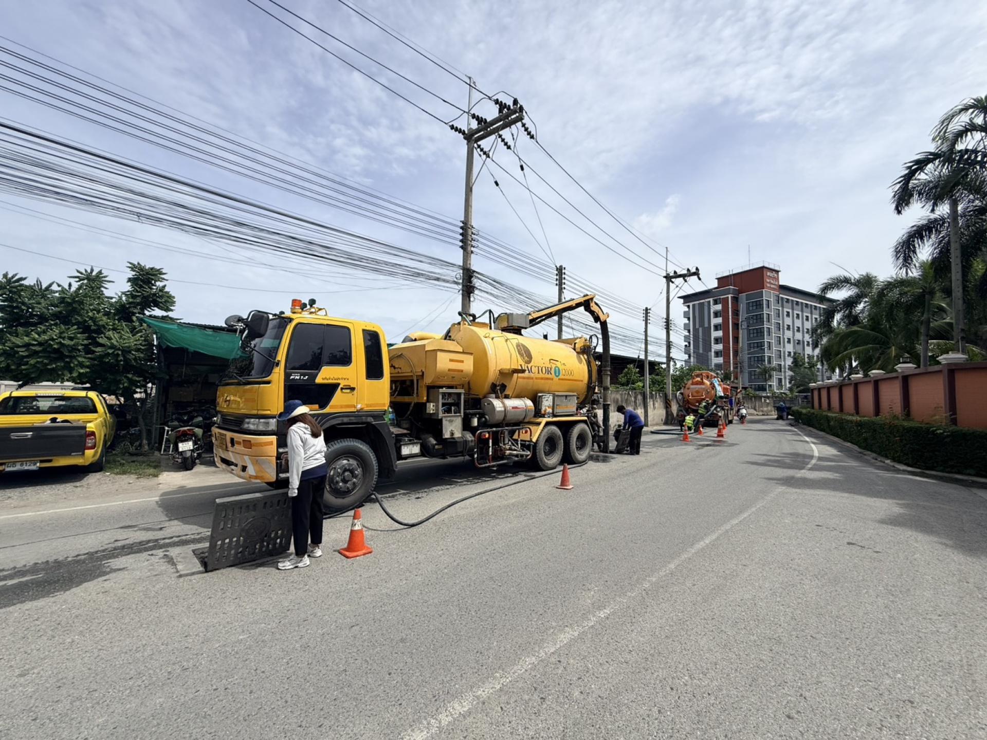 นายกเทศมนตรีเมืองดอนหัวฬ่อ พร้อมคณะผู้บริหารดำเนินการตรวจสอบติดตามการปฏิบัติงานดูดฉีดล้างท่อระบายน้ำ 