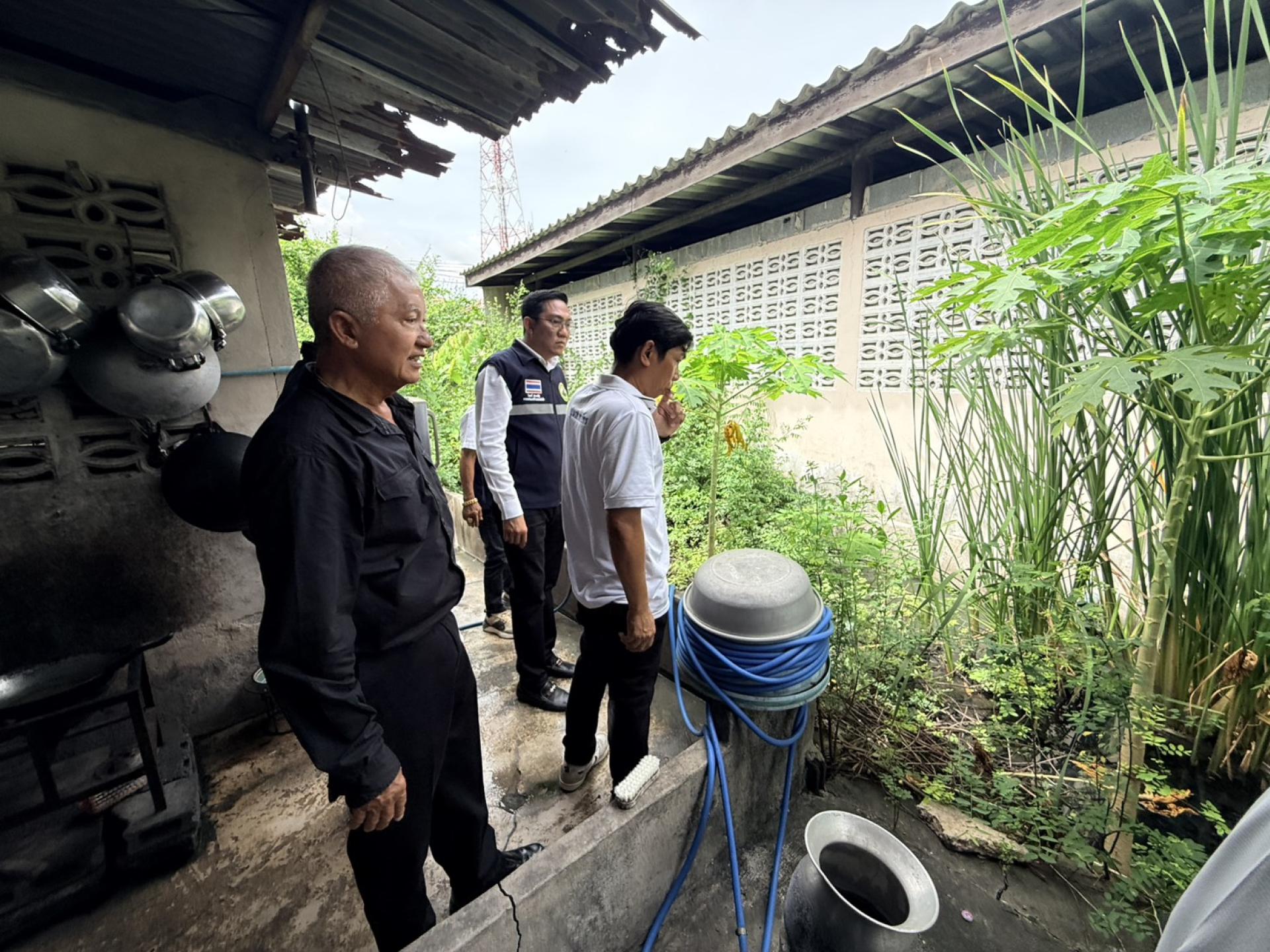นายกเทศมนตรีเมืองดอนหัวฬ่อ พร้อมคณะผู้บริหารดำเนินการตรวจสอบติดตามการปฏิบัติงานดูดฉีดล้างท่อระบายน้ำ 