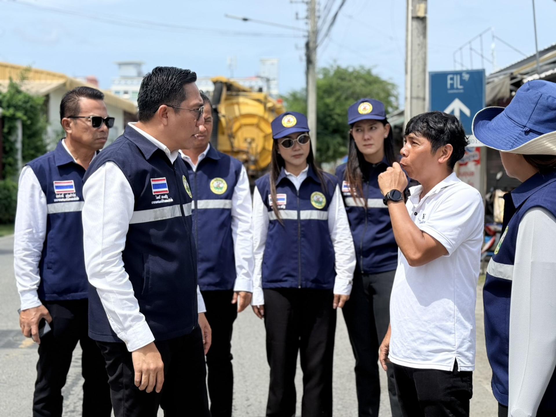 นายกเทศมนตรีเมืองดอนหัวฬ่อ พร้อมคณะผู้บริหารดำเนินการตรวจสอบติดตามการปฏิบัติงานดูดฉีดล้างท่อระบายน้ำ 