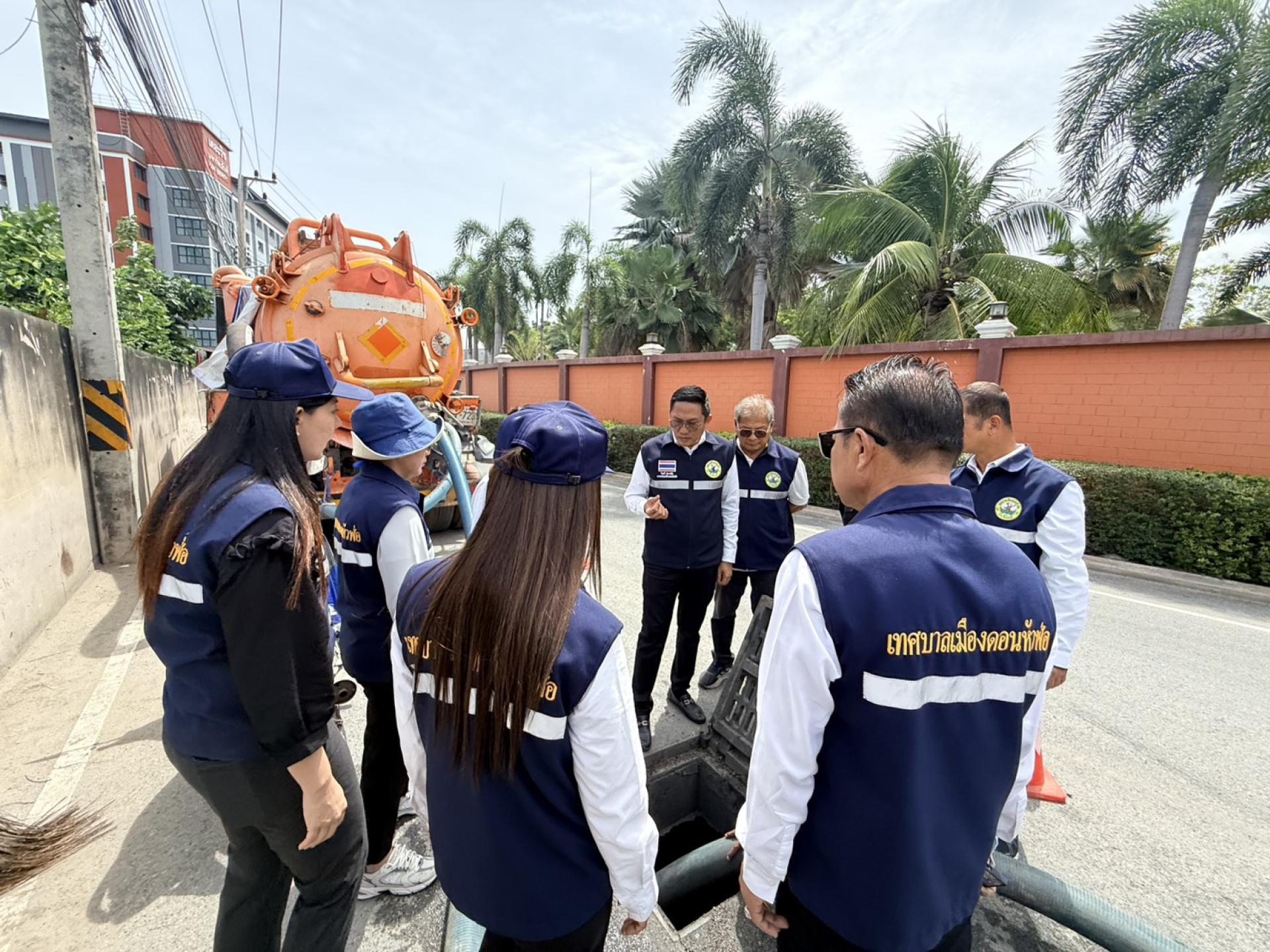 นายกเทศมนตรีเมืองดอนหัวฬ่อ พร้อมคณะผู้บริหารดำเนินการตรวจสอบติดตามการปฏิบัติงานดูดฉีดล้างท่อระบายน้ำ 