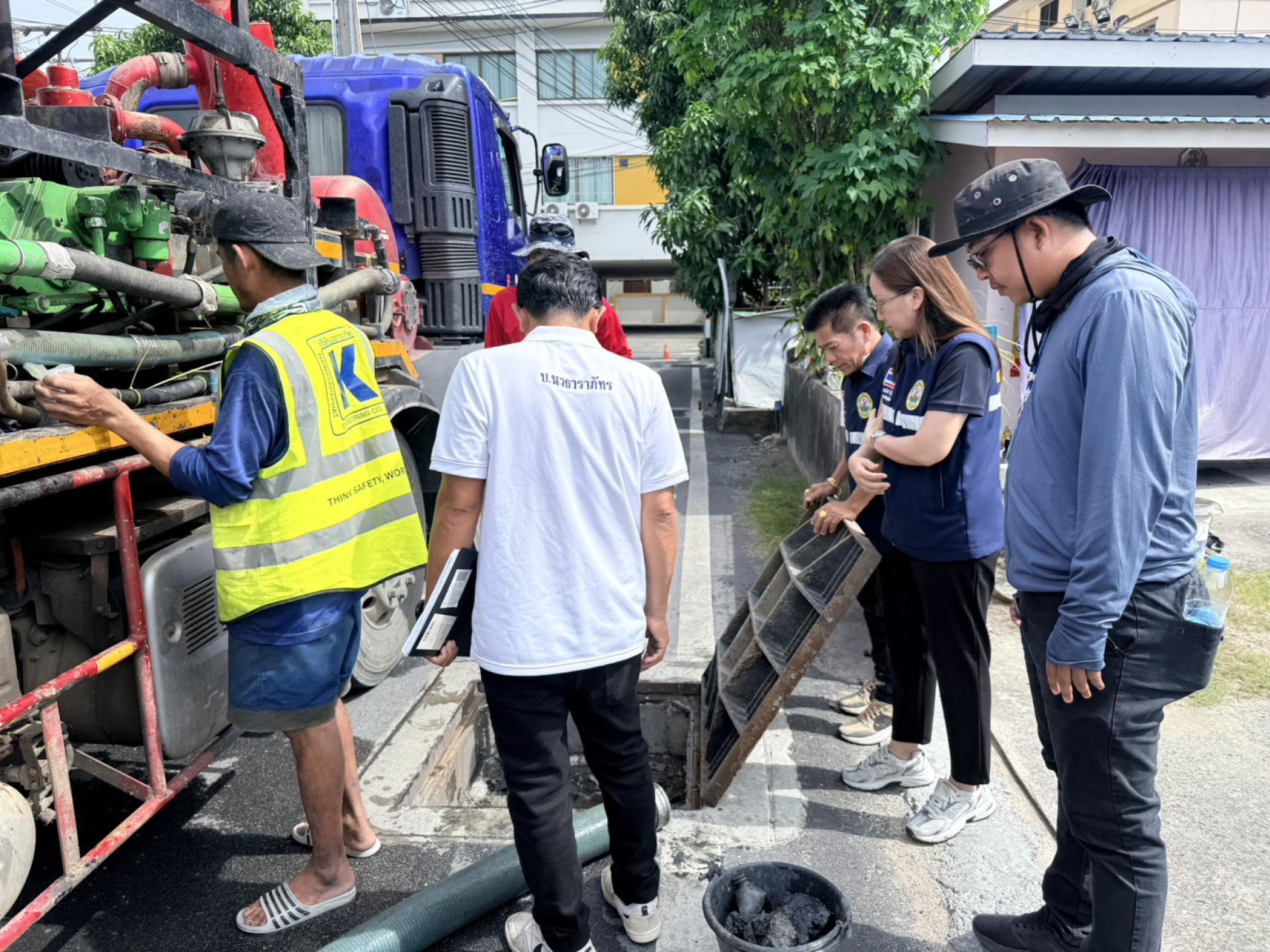 นายกเทศมนตรีเมืองดอนหัวฬ่อ พร้อมคณะผู้บริหารดำเนินการตรวจสอบติดตามการปฏิบัติงานดูดฉีดล้างท่อระบายน้ำ 
