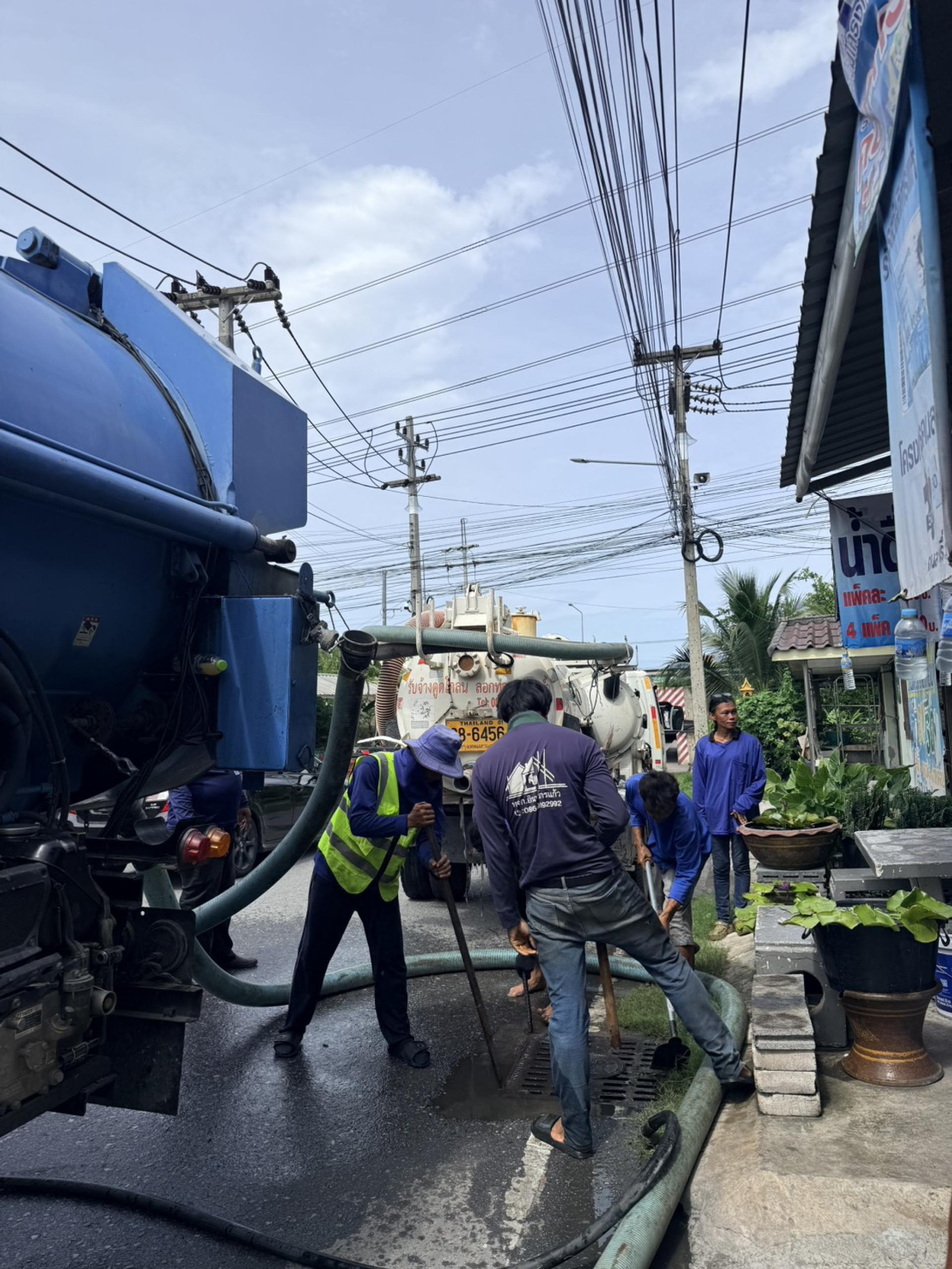 นายกเทศมนตรีเมืองดอนหัวฬ่อ พร้อมคณะผู้บริหารดำเนินการตรวจสอบติดตามการปฏิบัติงานดูดฉีดล้างท่อระบายน้ำ 