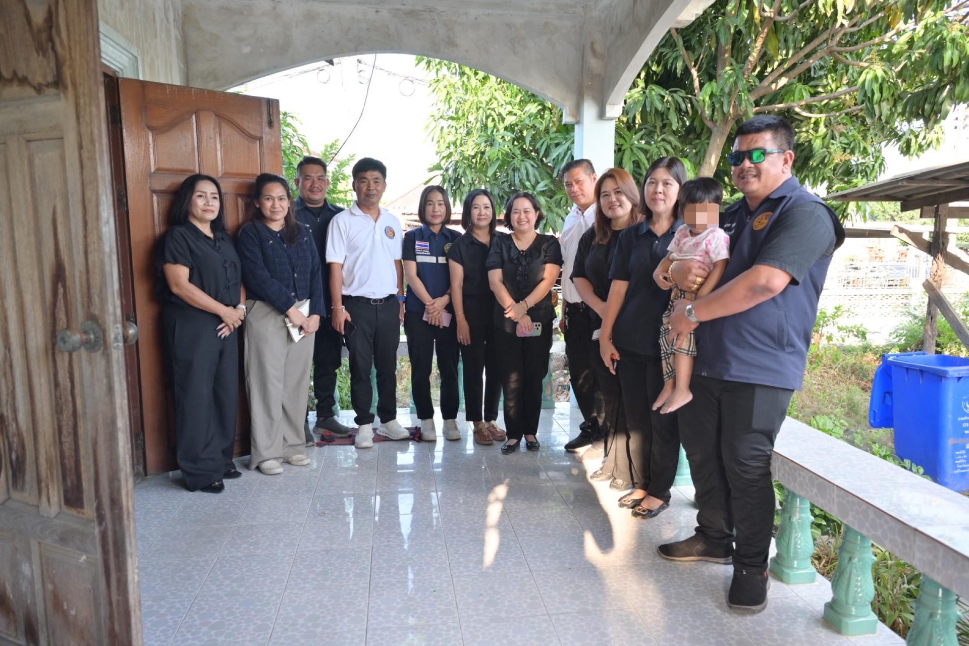 รองนายกเทศมนตรีเมืองดอนหัวฬ่อ ลงพื้นที่เพื่อประเมินสภาพปัญหา ในการให้ความช่วยเหลือครอบครัวผู้มีรายได้น้อย ให้การสงเคราะห์เด็ก ให้ได้รับสวัสดิการ เพื่อให้มีคุณภาพชีวิตที่ดีขึ้น