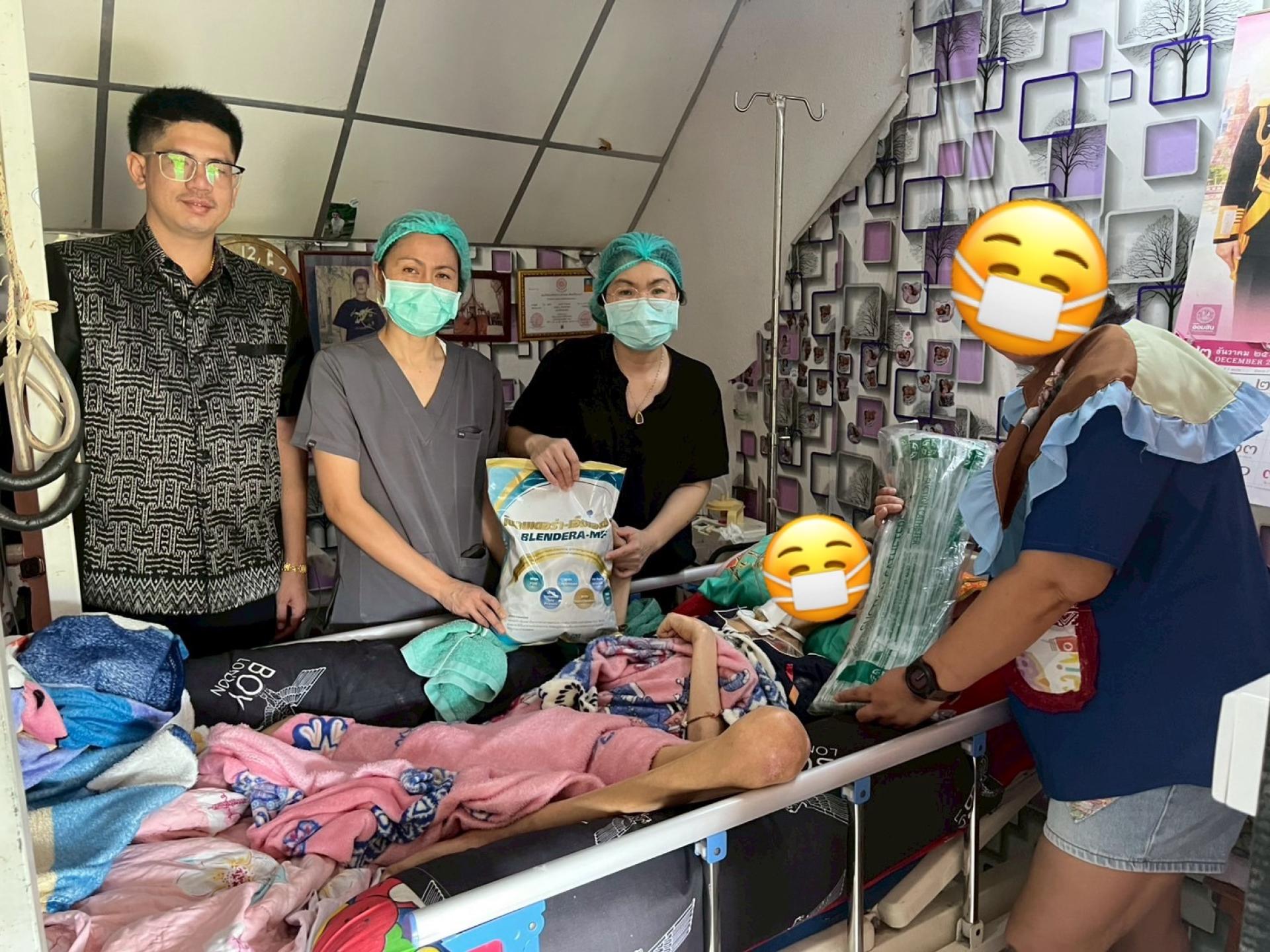 กองสาธารณสุขและสิ่งแวดล้อม ดำเนินการเยี่ยมผู้ป่วยติดเตียง เพื่อติดตามอาการและเปลี่ยนสายให้อาหารทางจมูก ณ บ้านมาบสามเกลียว