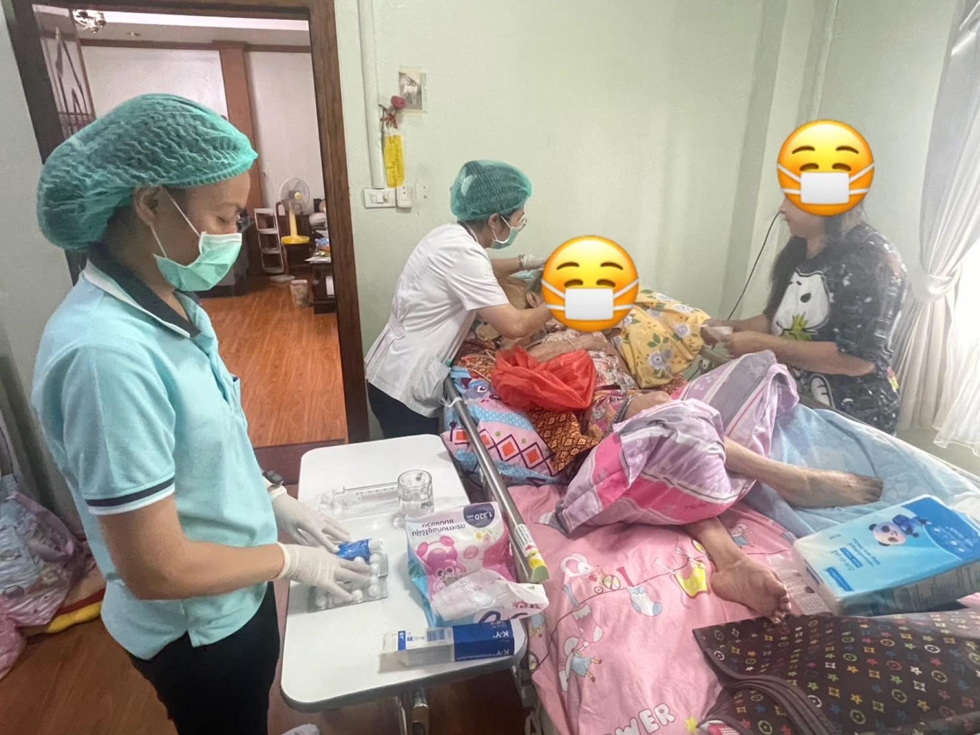กองสาธารณสุขและสิ่งแวดล้อม บริการตรวจเยี่ยมผู้ป่วยติดเตียง เพื่อติดตามอาการและเปลี่ยนสายให้อาหารทางจมูก