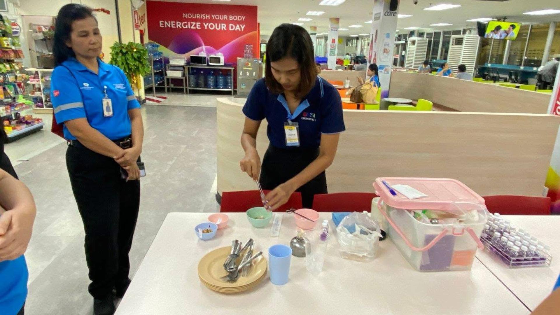 ดำเนินการสุ่มตรวจตัวอย่างอาหาร ตัวอย่างภาชนะ อุปกรณ์ และตัวอย่างมือผู้สัมผัสอาหาร เพื่อรับรองมาตรฐานเพื่อรับป้าย SAN (Sanitation Account ability Network) “สะอาด ปลอดภัย ได้มาตรฐาน”