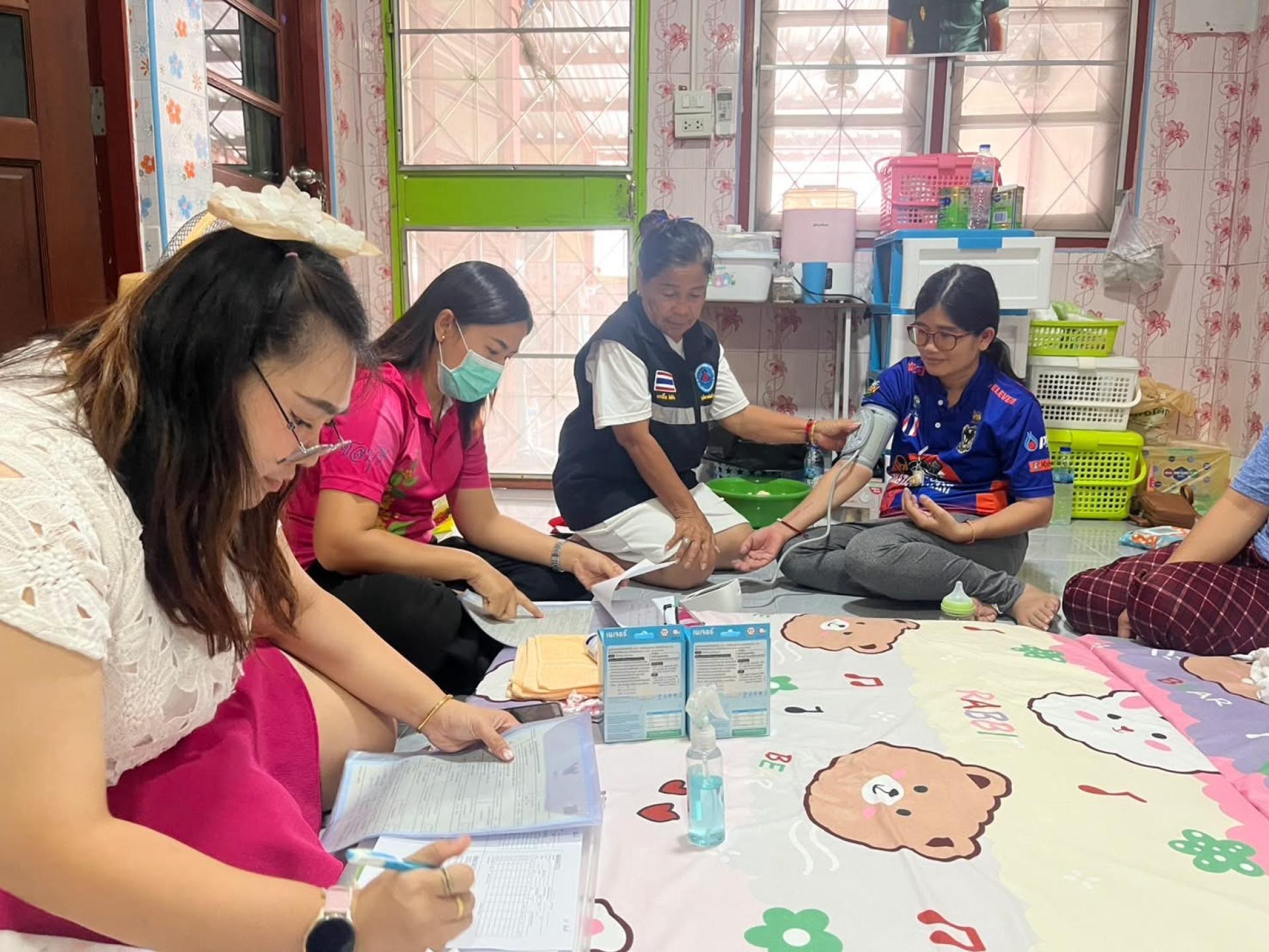 กองสาธารณสุขและสิ่งแวดล้อม บริการเยี่ยมบ้านมารดาหลังคลอด ทารกแรกเกิด ตรวจสุขภาพเบื้องต้นแก่มารดาหลังคลอด