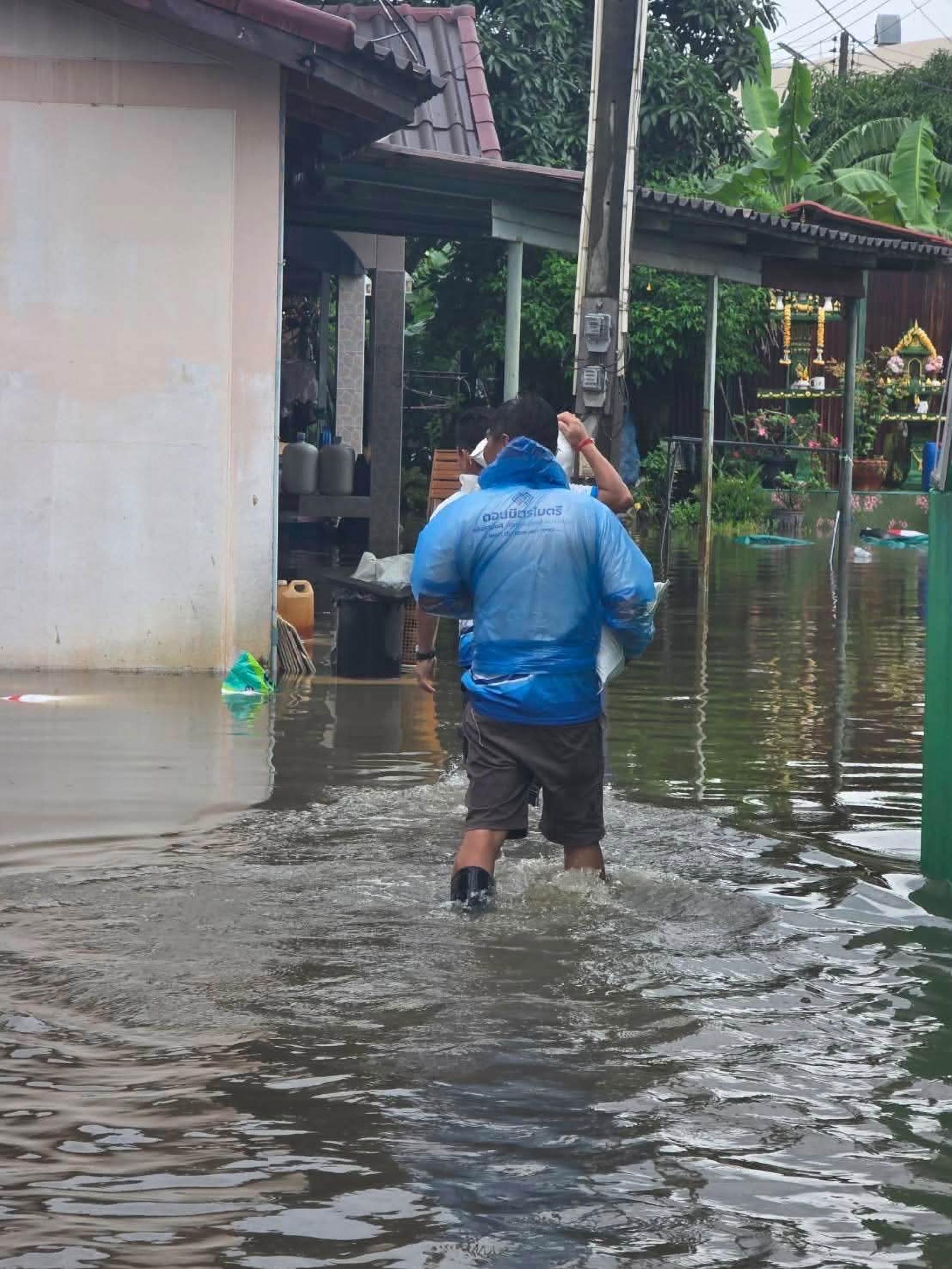 เทศบาลเมืองดอนหัวฬ่อ เร่งดำเนินการระบายน้ำ พร้อมลงพื้นที่ช่วยเหลือประชาชนที่ได้รับผลกระทบจากสถานการณ์น้ำท่วม

